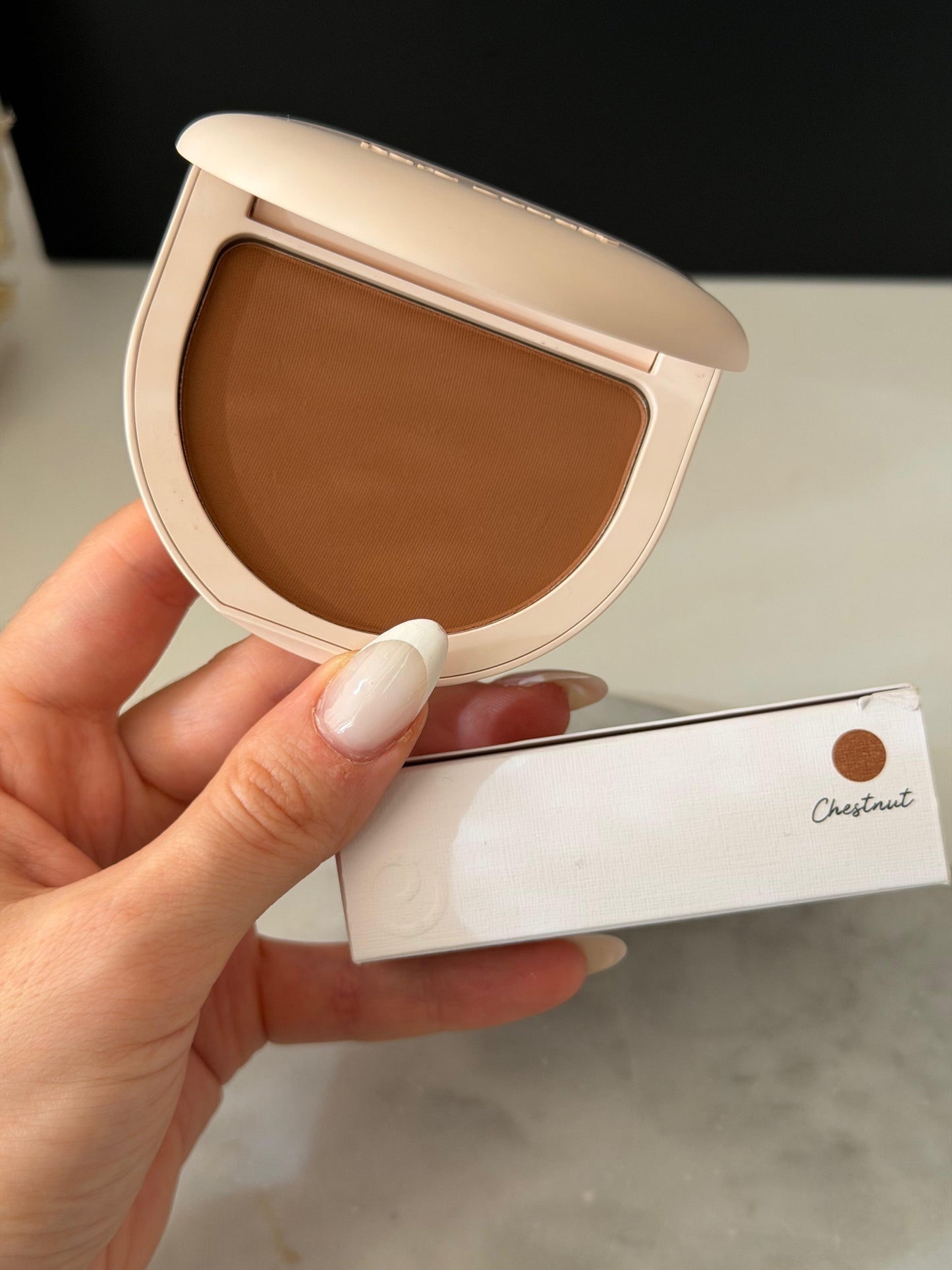 RARE BEAUTY True To Myself Tinted Pressed Finishing Powder - Chestnut