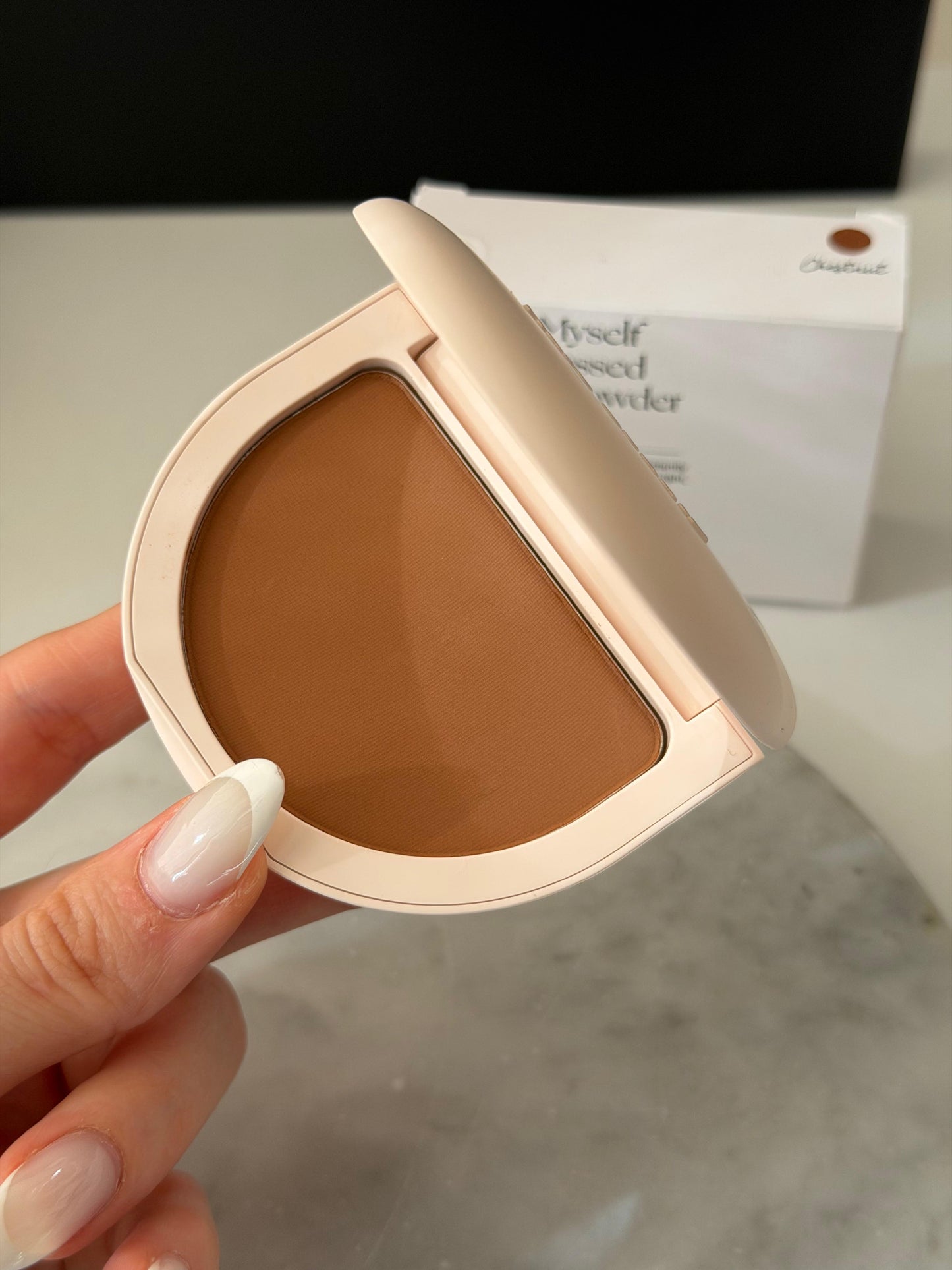 RARE BEAUTY True To Myself Tinted Pressed Finishing Powder - Chestnut