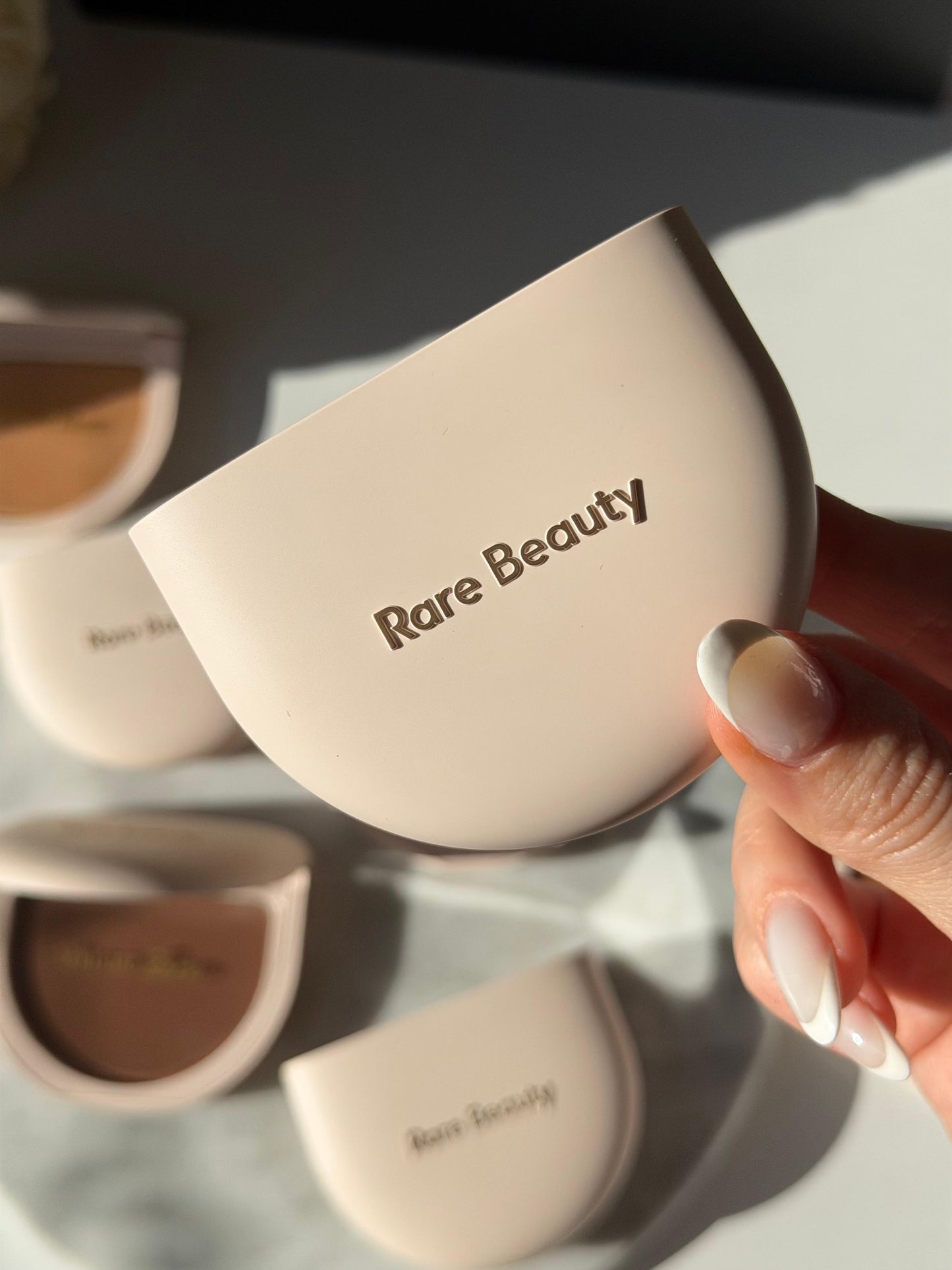 RARE BEAUTY True To Myself Tinted Pressed Finishing Powder - Sand