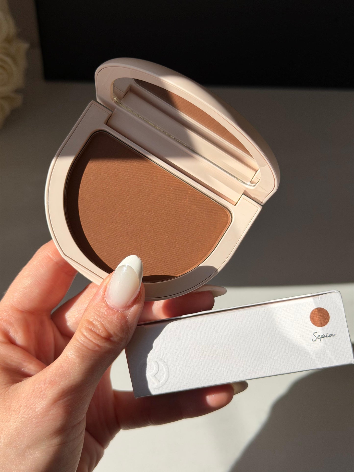RARE BEAUTY True To Myself Tinted Pressed Finishing Powder - Sepia