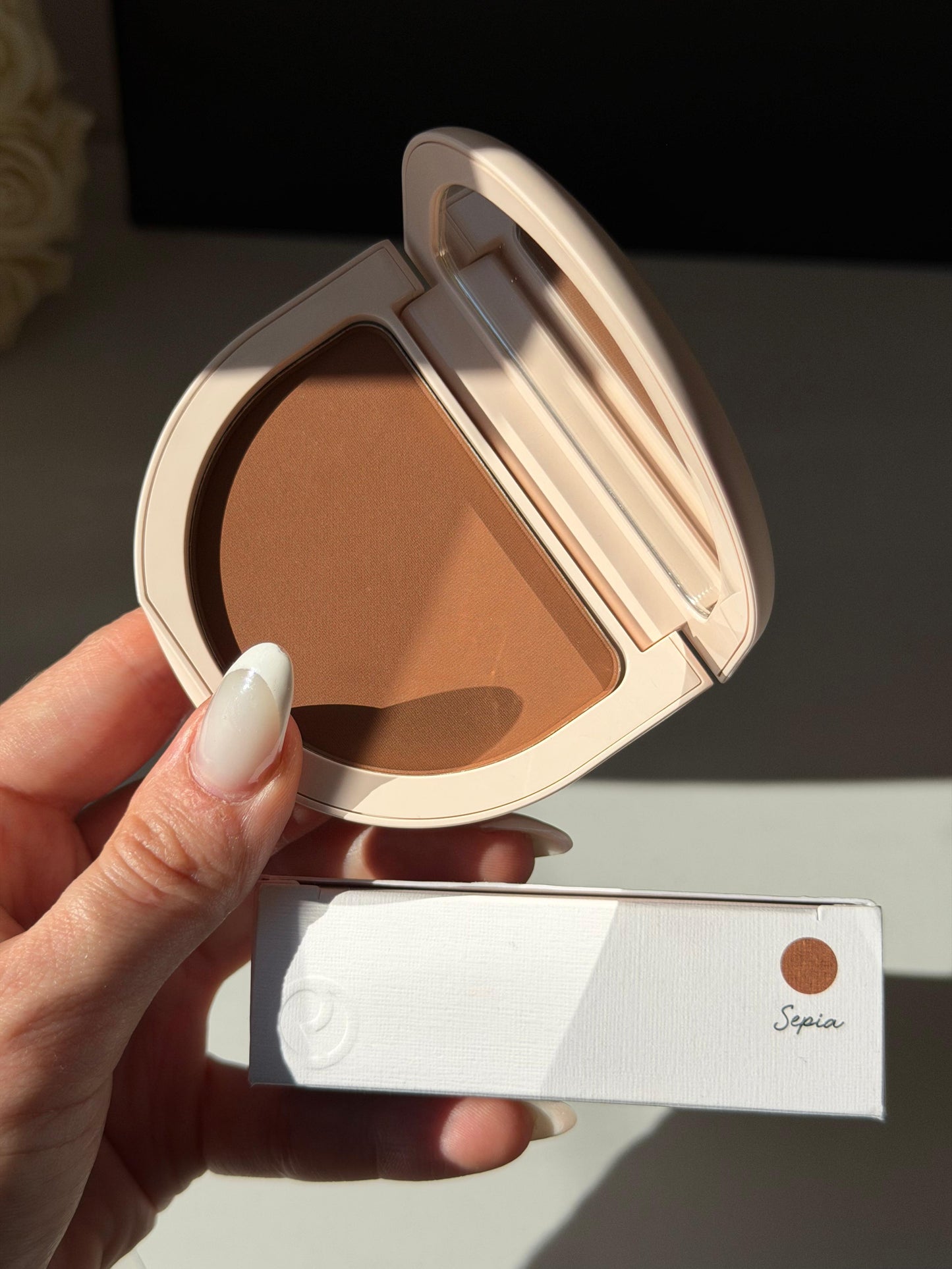 RARE BEAUTY True To Myself Tinted Pressed Finishing Powder - Sepia