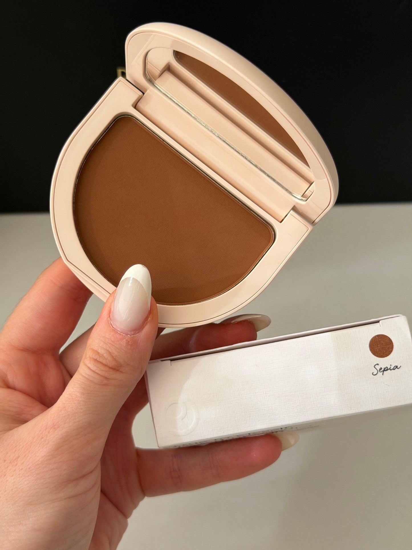 RARE BEAUTY True To Myself Tinted Pressed Finishing Powder - Sepia