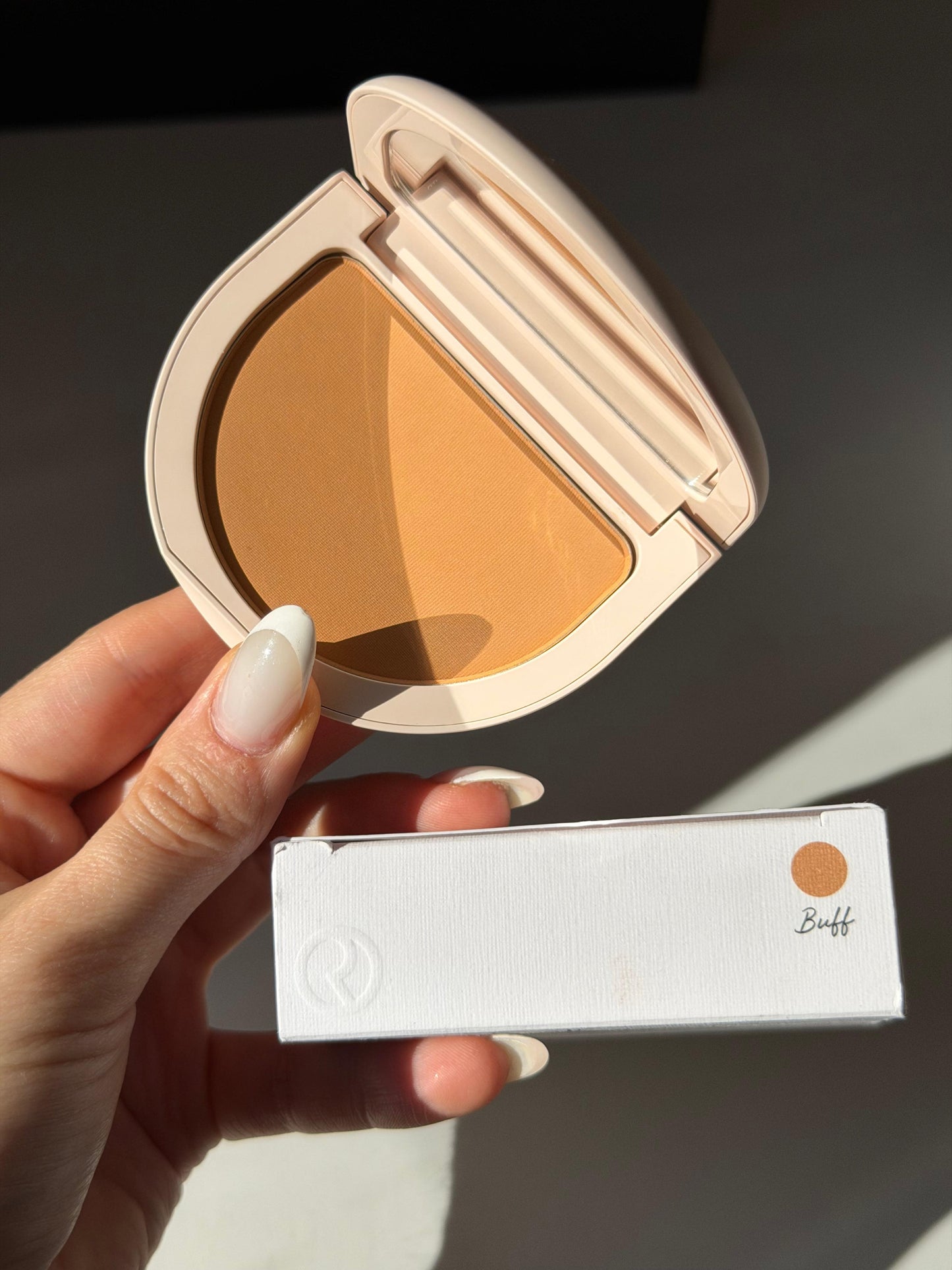 RARE BEAUTY True To Myself Tinted Pressed Finishing Powder - Buff