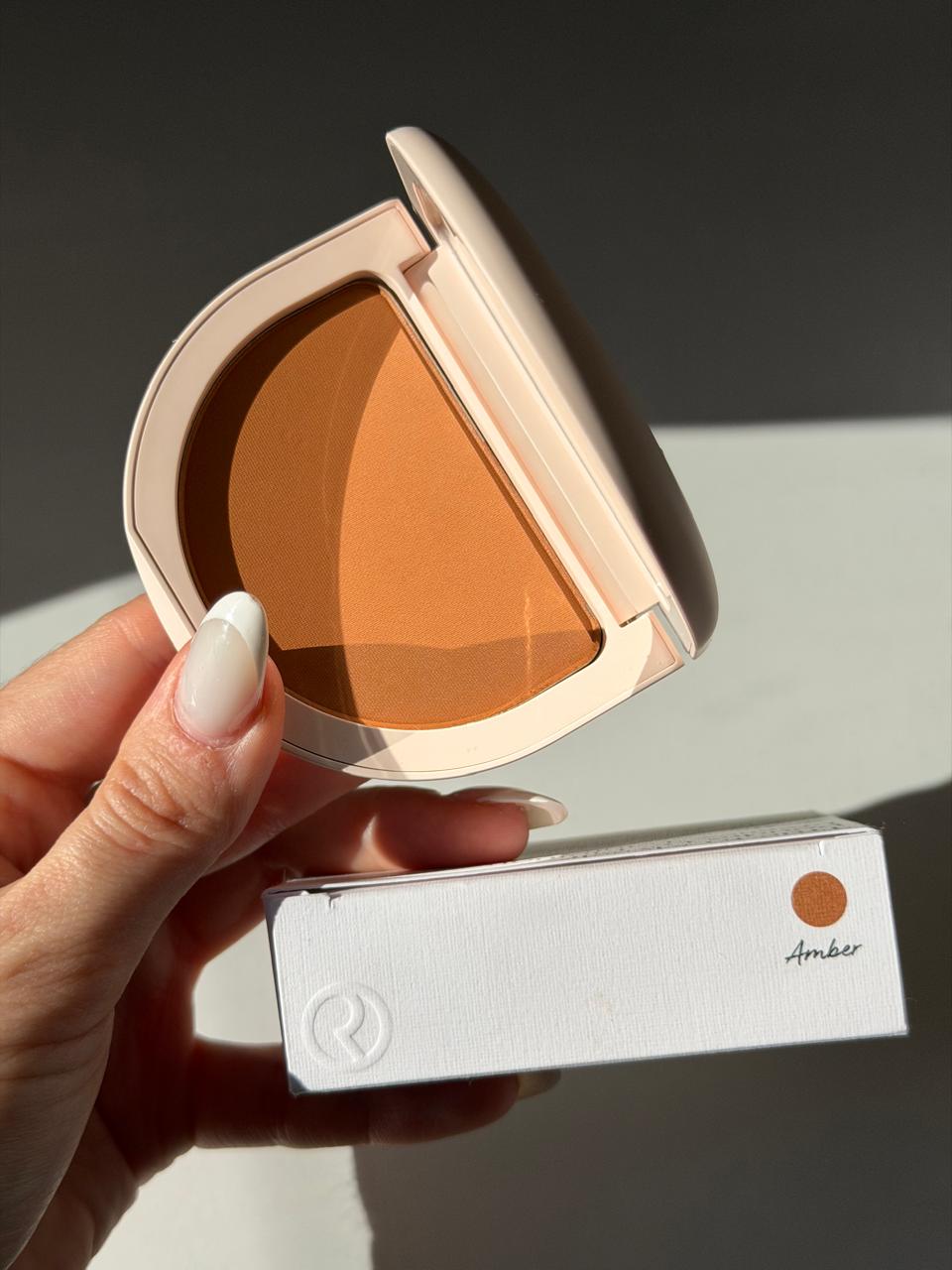 RARE BEAUTY True To Myself Tinted Pressed Finishing Powder - Amber