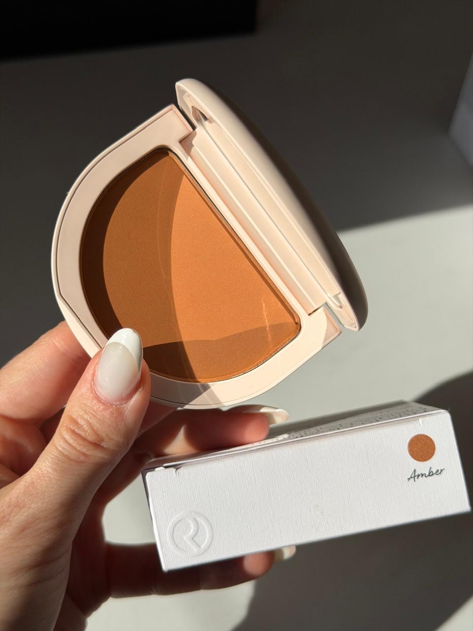RARE BEAUTY True To Myself Tinted Pressed Finishing Powder - Amber