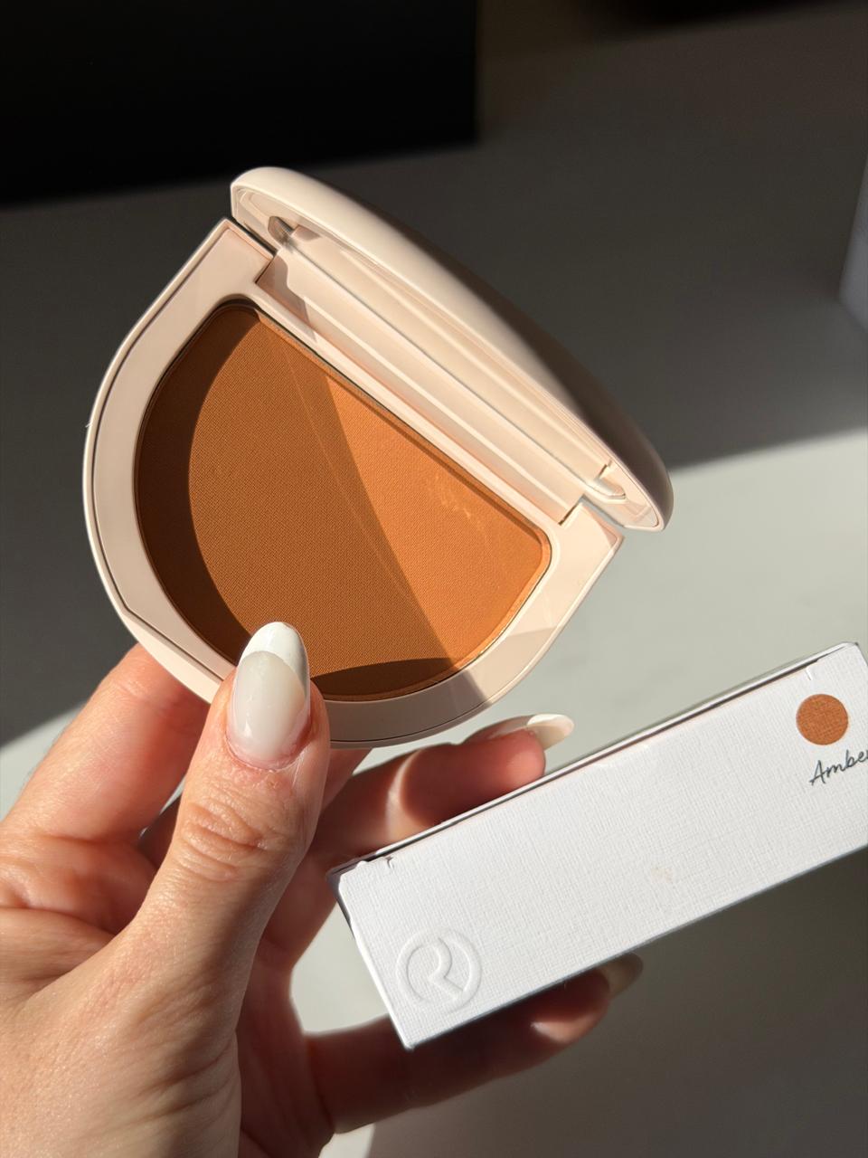 RARE BEAUTY True To Myself Tinted Pressed Finishing Powder - Amber