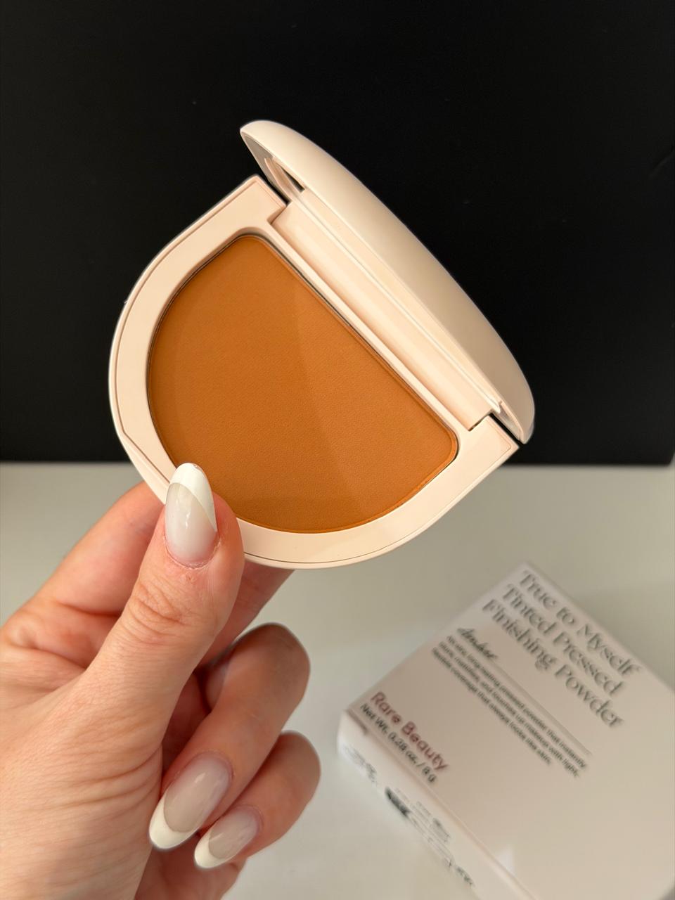 RARE BEAUTY True To Myself Tinted Pressed Finishing Powder - Amber
