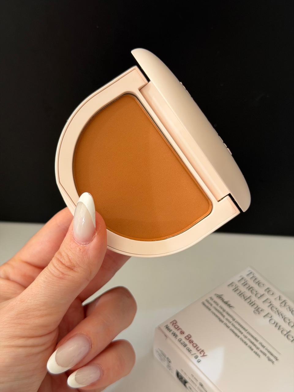 RARE BEAUTY True To Myself Tinted Pressed Finishing Powder - Amber