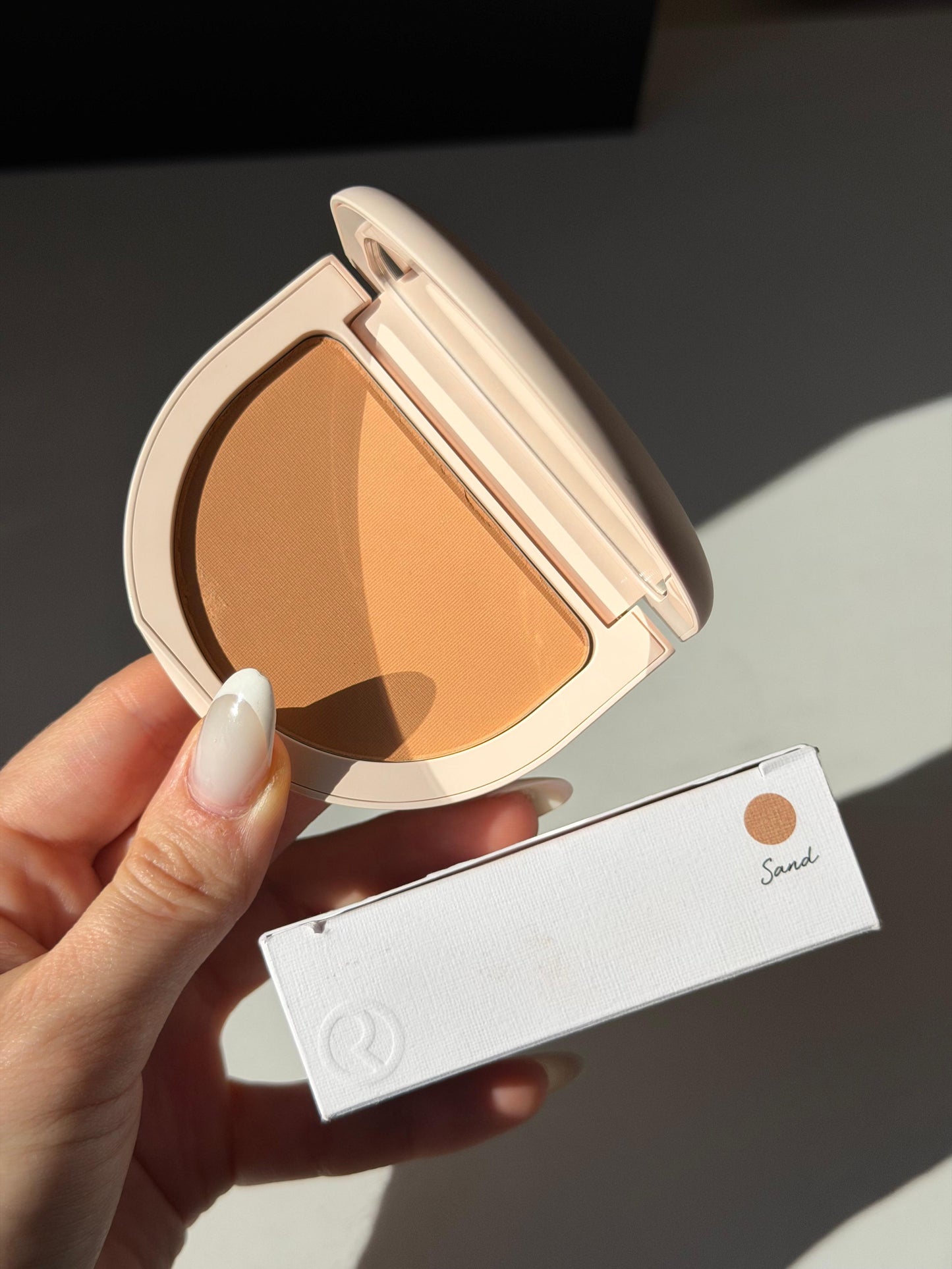 RARE BEAUTY True To Myself Tinted Pressed Finishing Powder - Sand