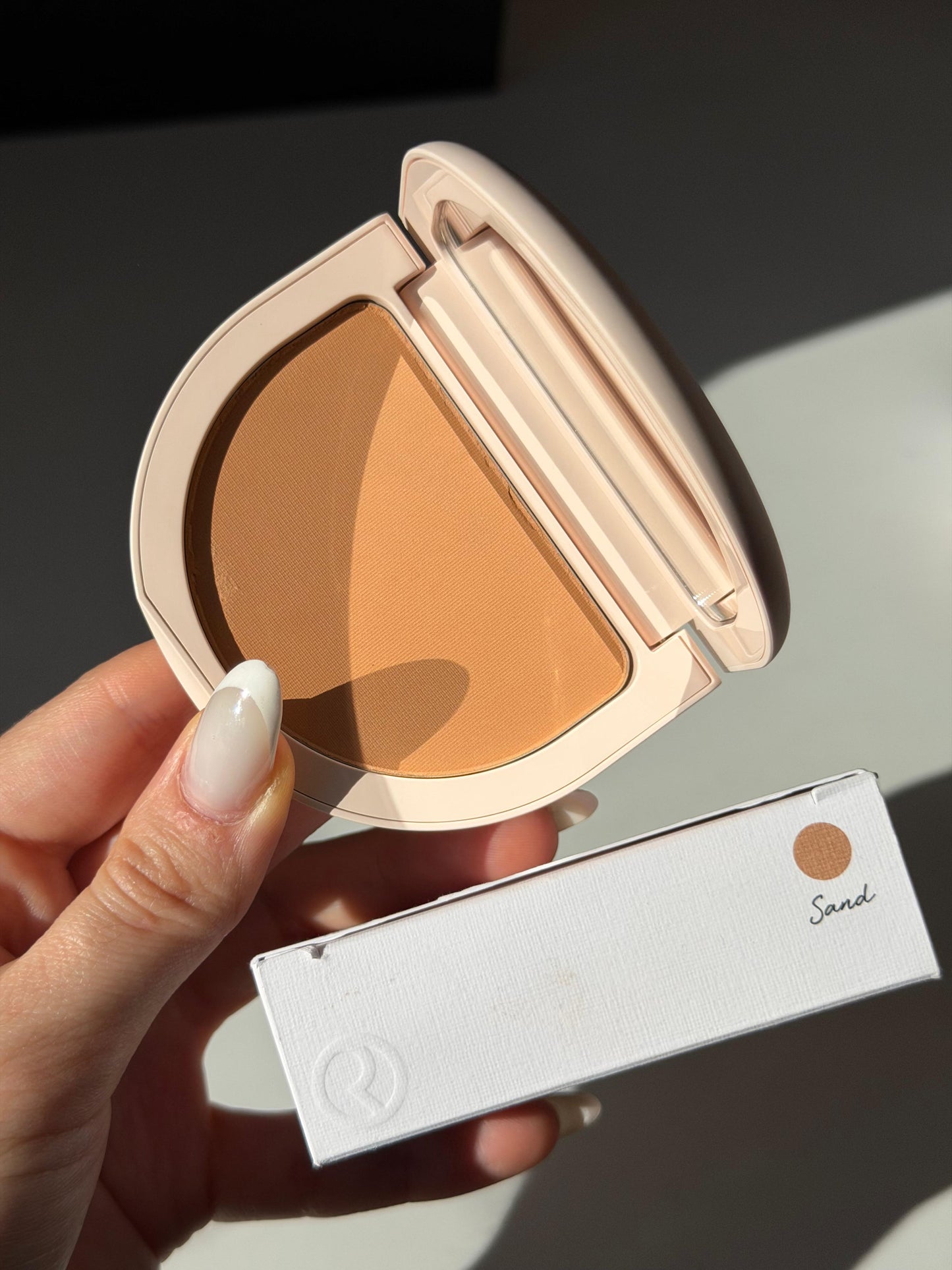 RARE BEAUTY True To Myself Tinted Pressed Finishing Powder - Sand