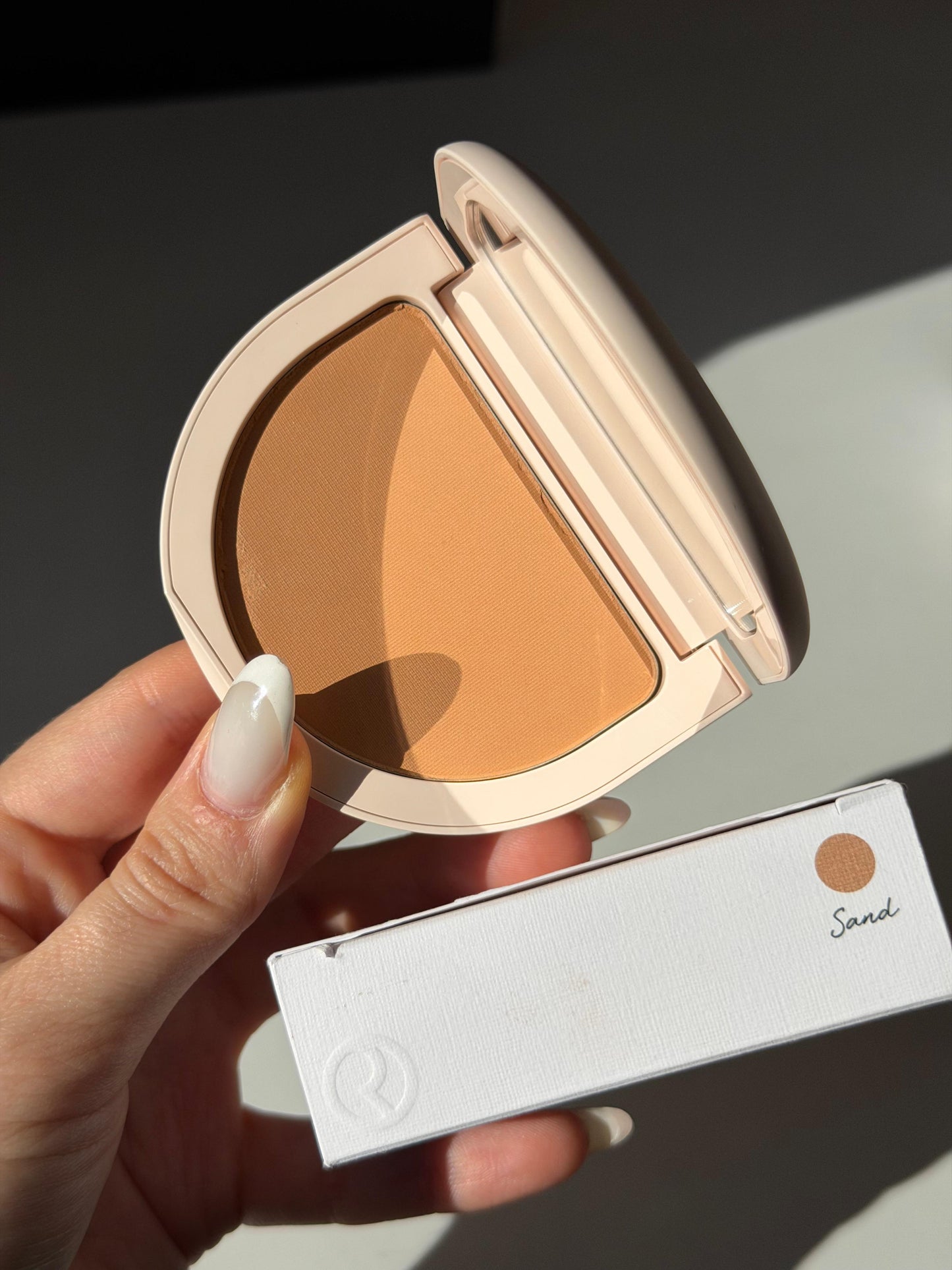 RARE BEAUTY True To Myself Tinted Pressed Finishing Powder - Sand