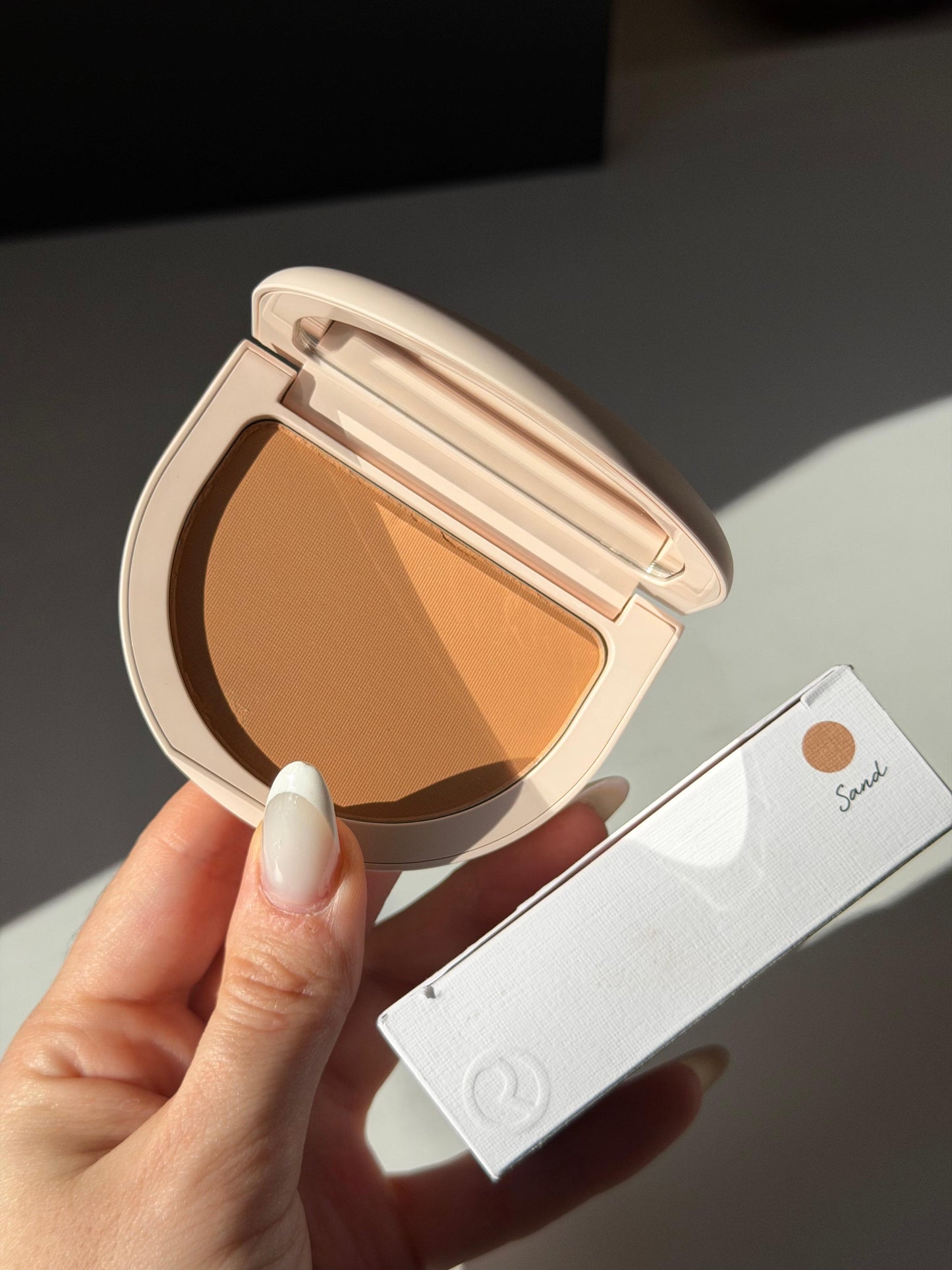 RARE BEAUTY True To Myself Tinted Pressed Finishing Powder - Sand