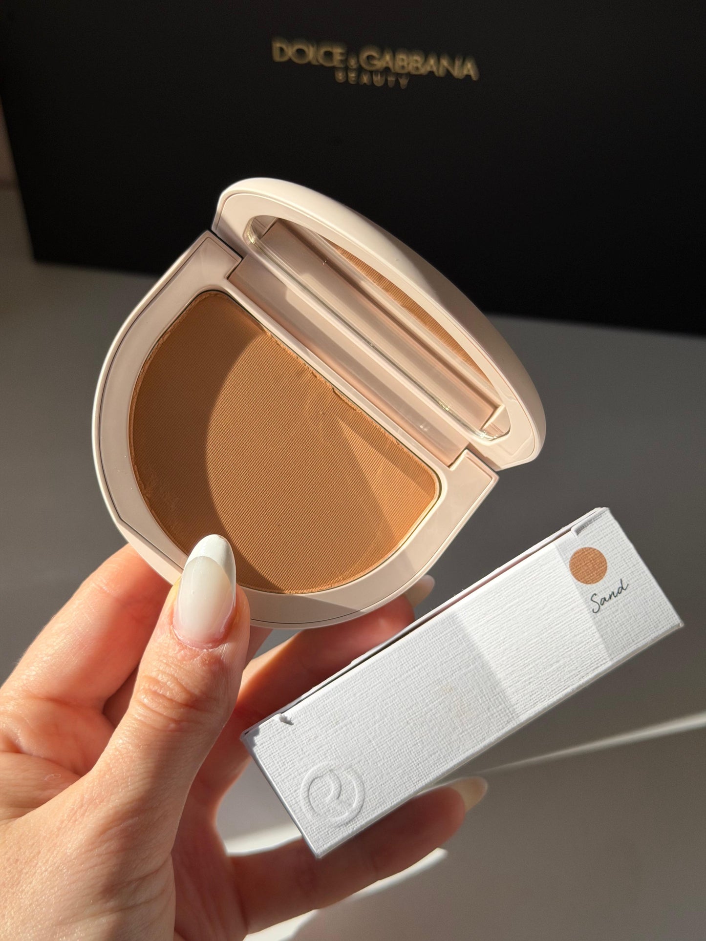 RARE BEAUTY True To Myself Tinted Pressed Finishing Powder - Sand
