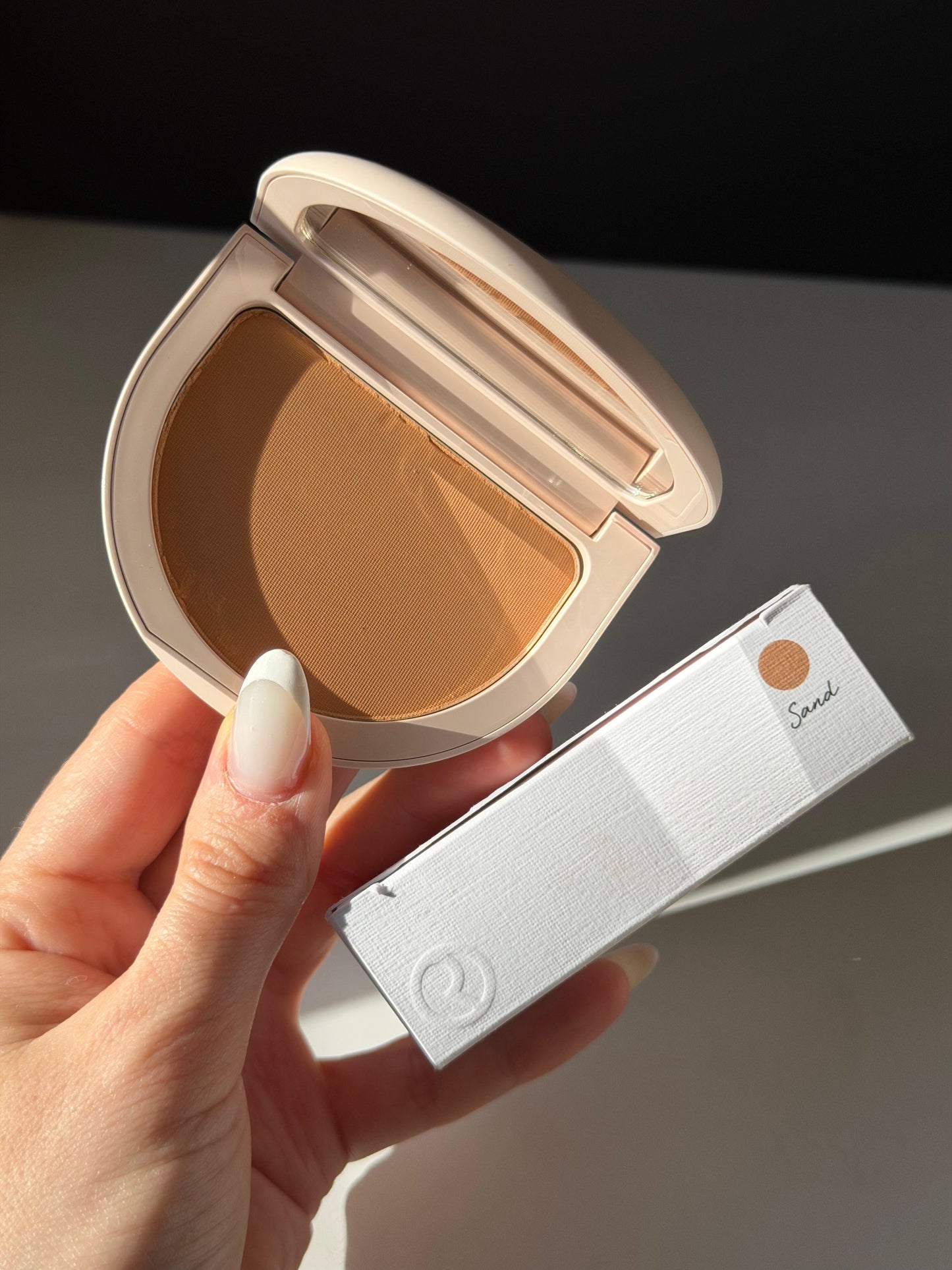RARE BEAUTY True To Myself Tinted Pressed Finishing Powder - Sand