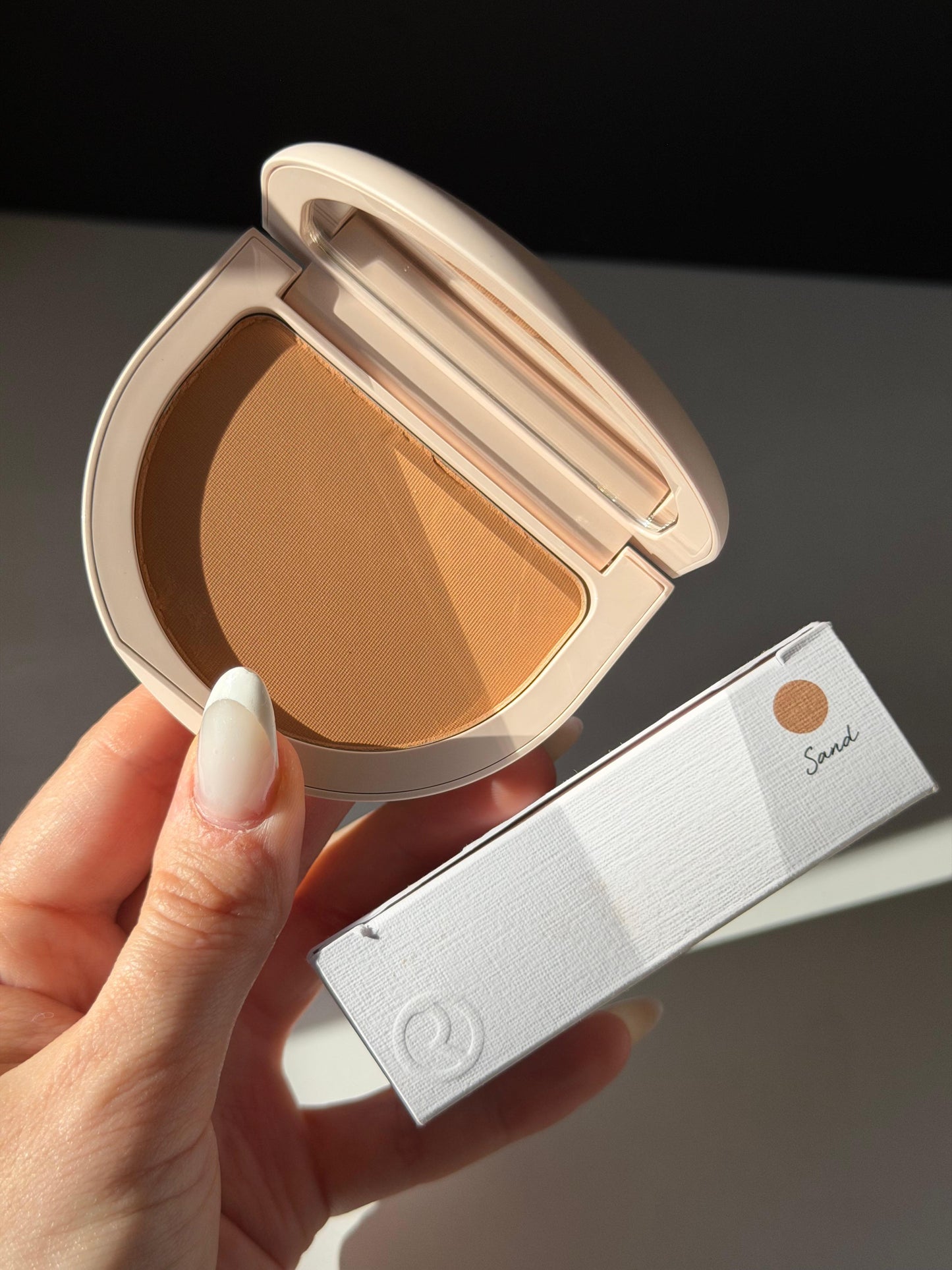 RARE BEAUTY True To Myself Tinted Pressed Finishing Powder - Sand