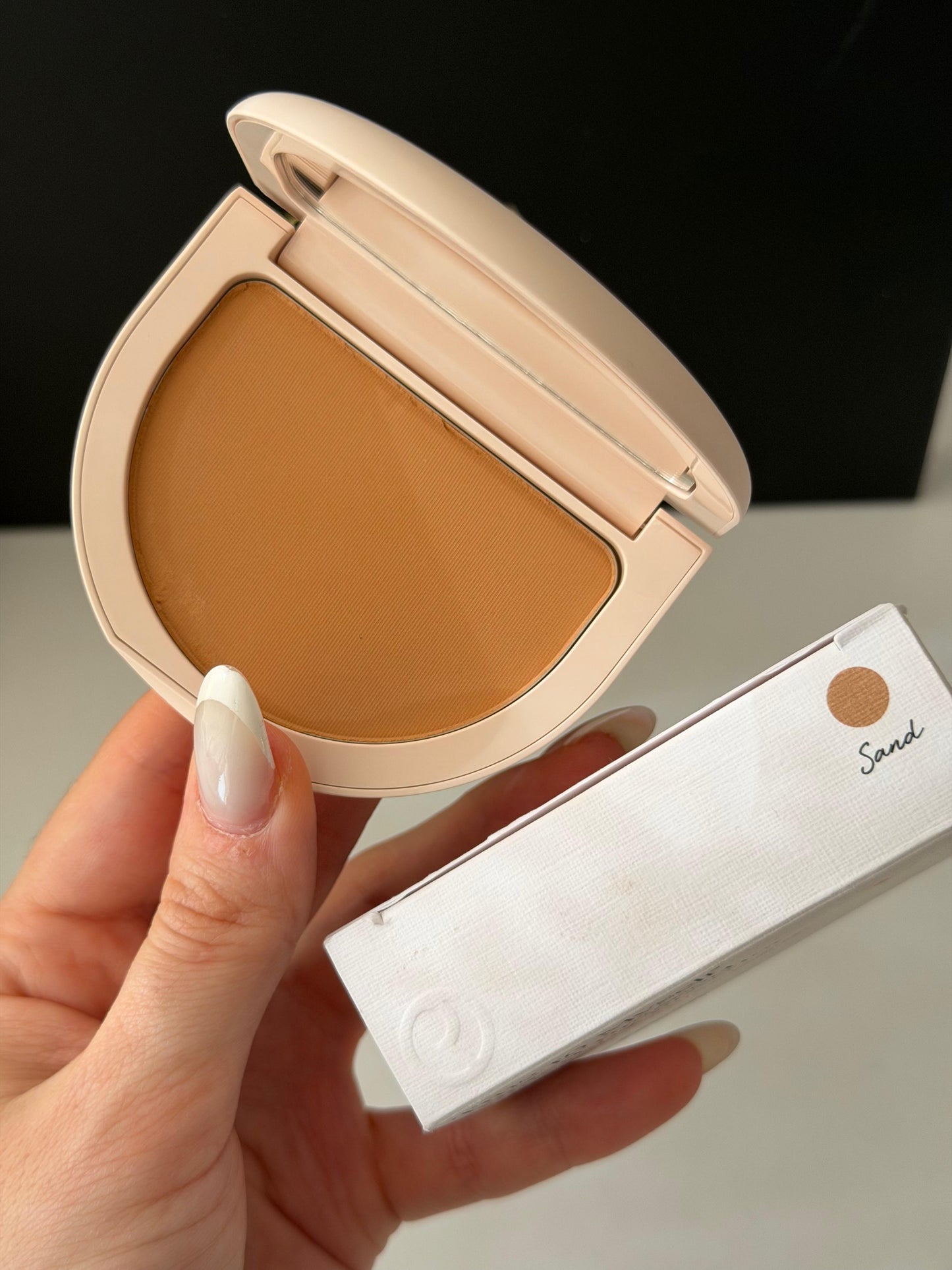 RARE BEAUTY True To Myself Tinted Pressed Finishing Powder - Sand