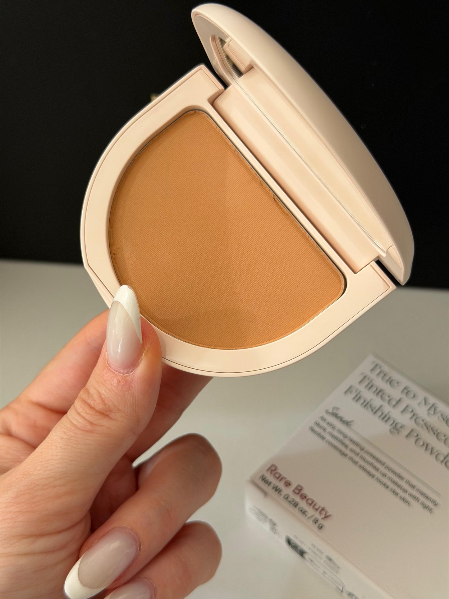 RARE BEAUTY True To Myself Tinted Pressed Finishing Powder - Sand