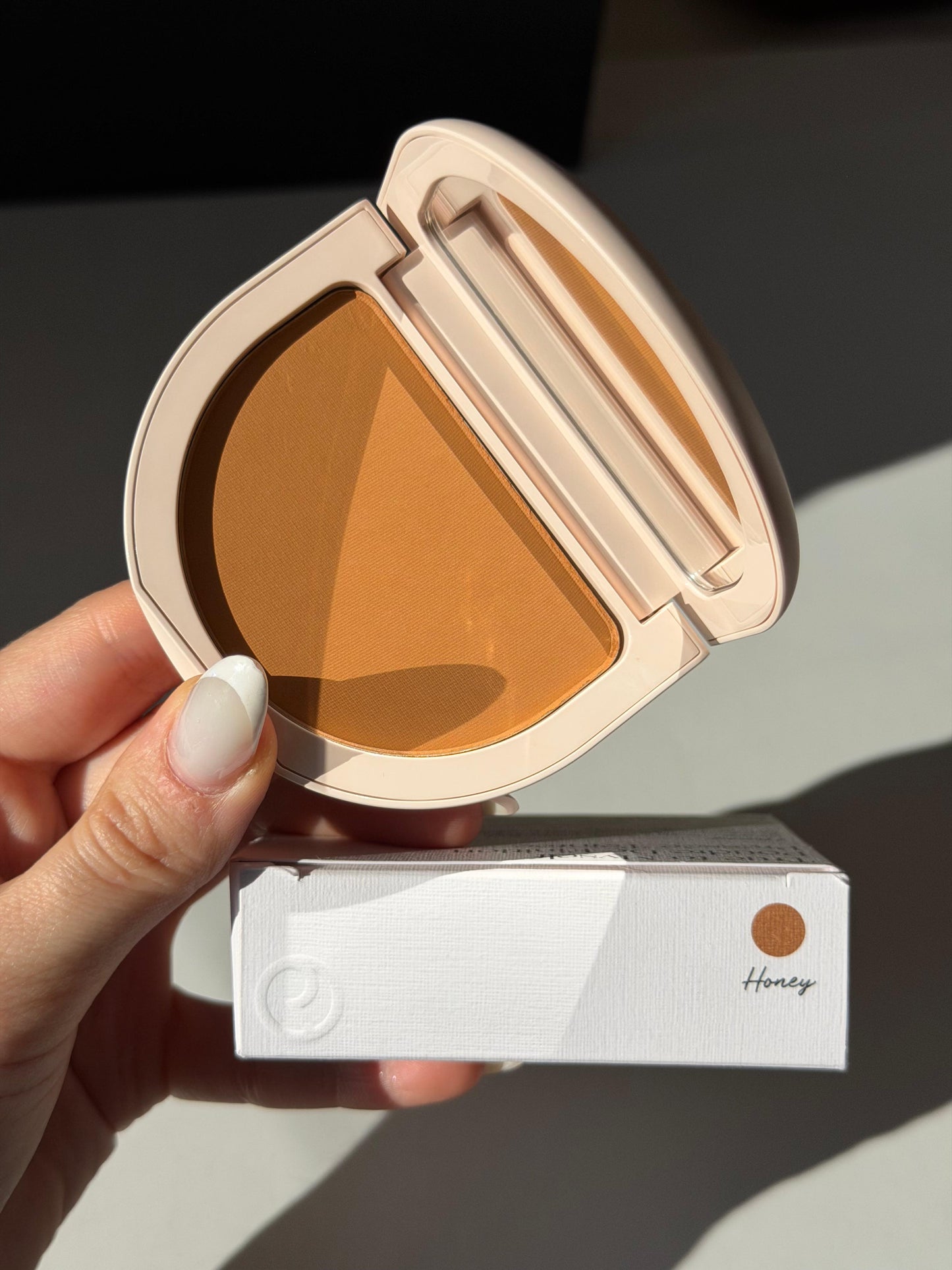 RARE BEAUTY True To Myself Tinted Pressed Finishing Powder - Honey