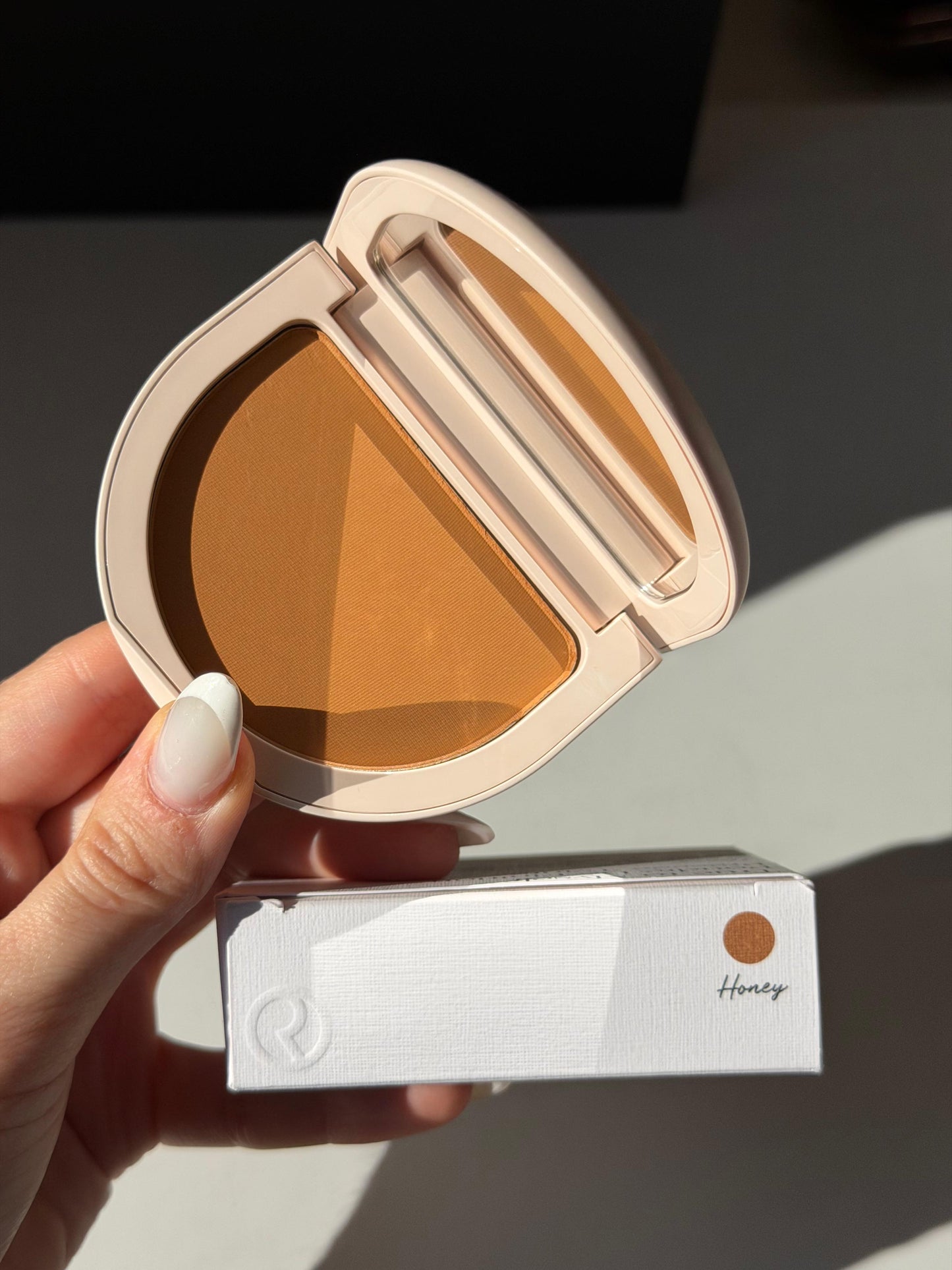 RARE BEAUTY True To Myself Tinted Pressed Finishing Powder - Honey