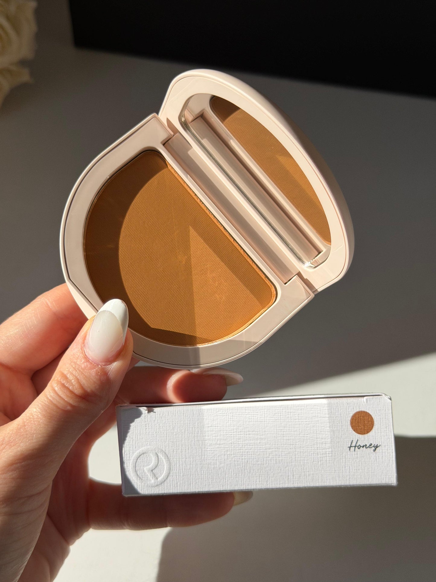 RARE BEAUTY True To Myself Tinted Pressed Finishing Powder - Honey