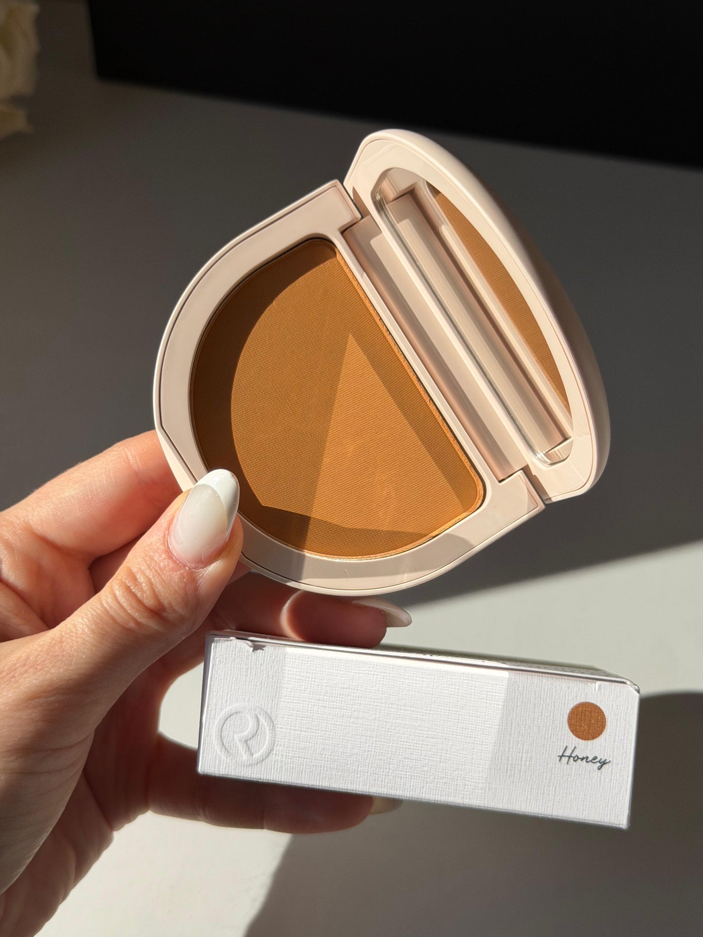 RARE BEAUTY True To Myself Tinted Pressed Finishing Powder - Honey