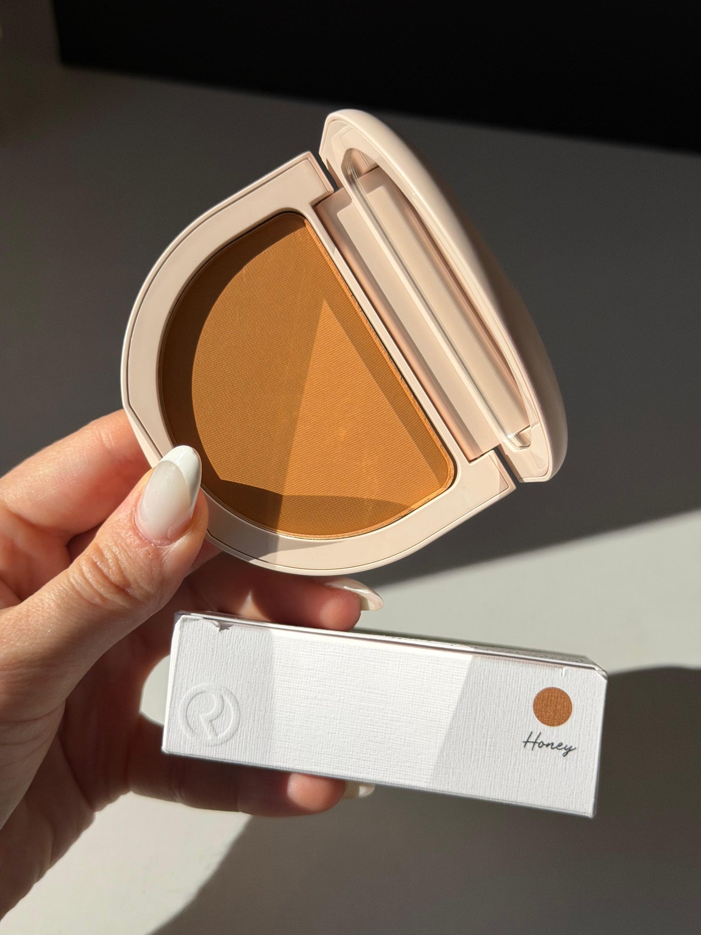 RARE BEAUTY True To Myself Tinted Pressed Finishing Powder - Honey