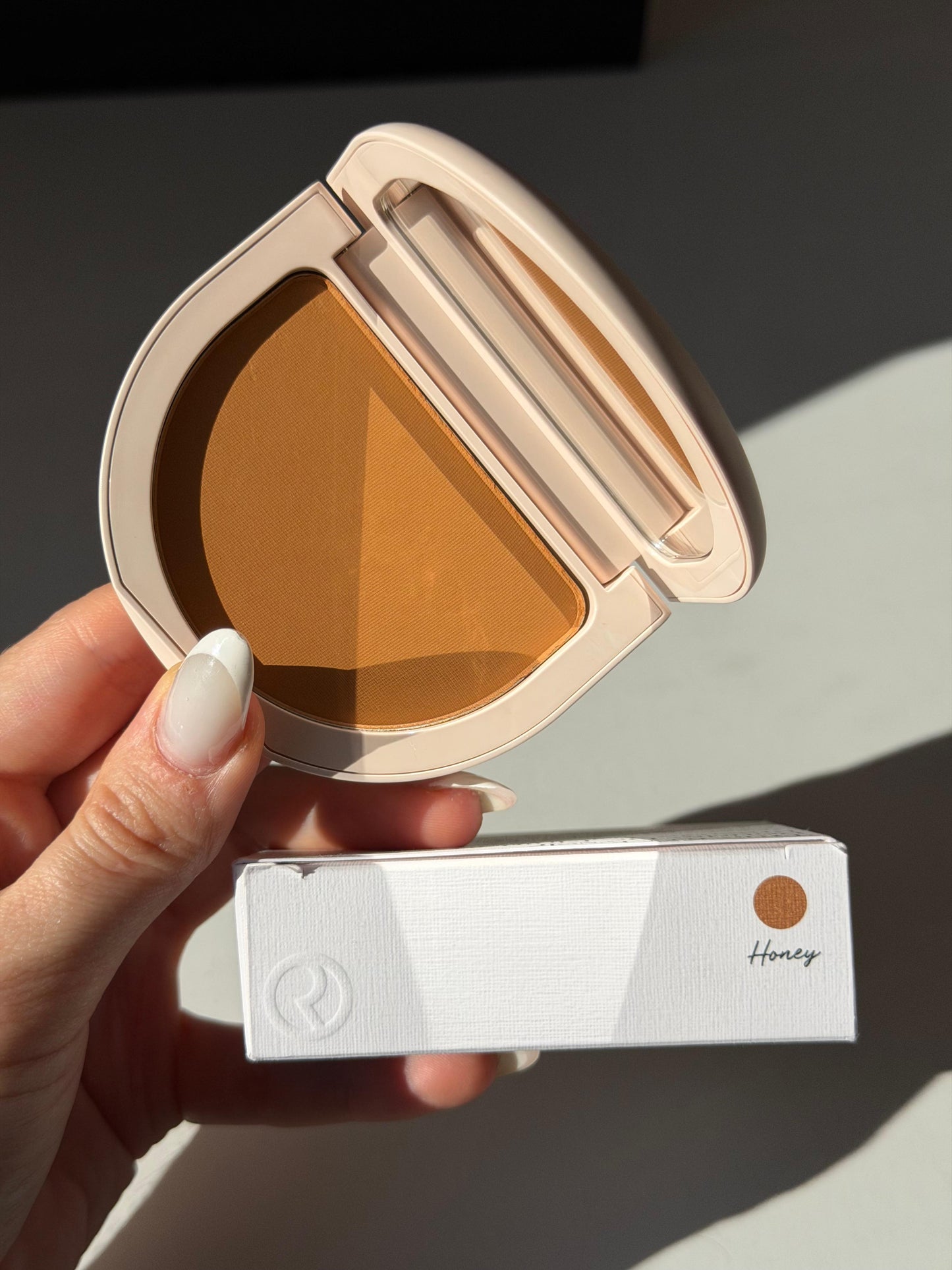 RARE BEAUTY True To Myself Tinted Pressed Finishing Powder - Honey