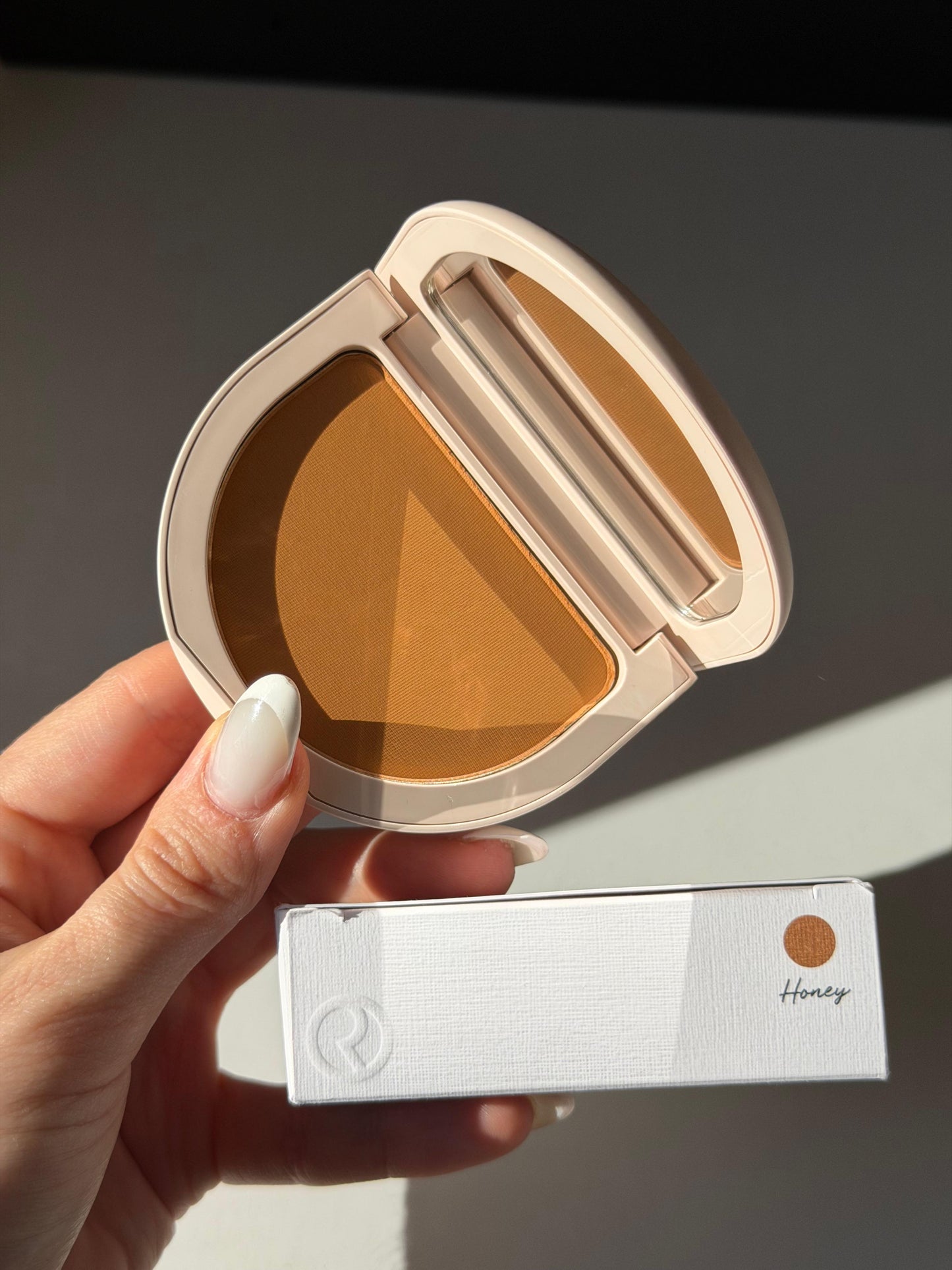 RARE BEAUTY True To Myself Tinted Pressed Finishing Powder - Honey
