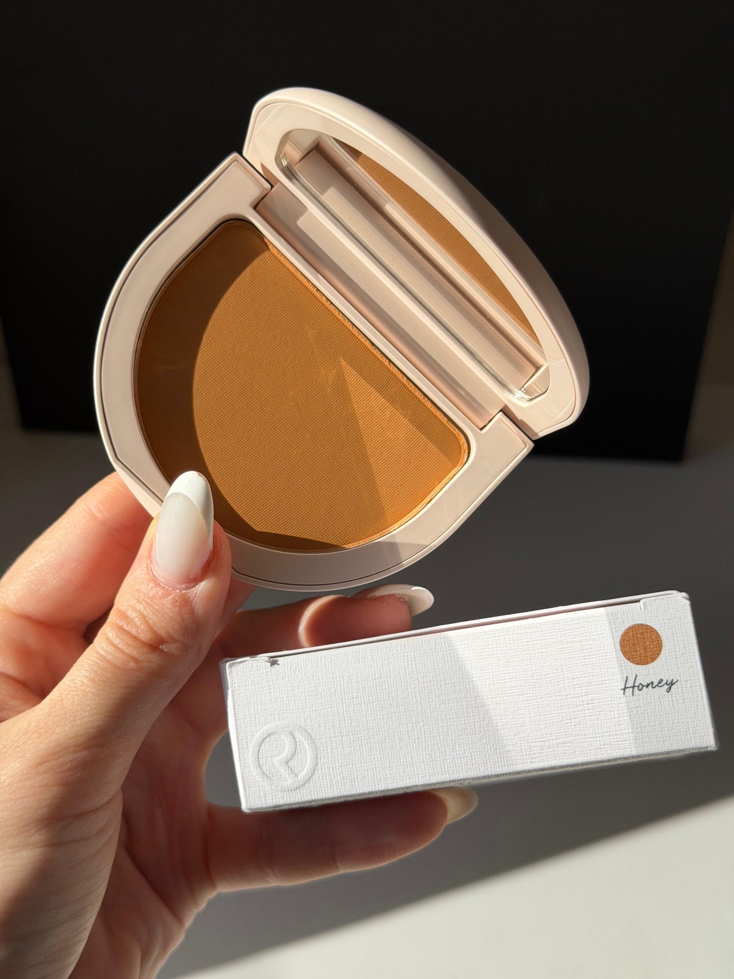 RARE BEAUTY True To Myself Tinted Pressed Finishing Powder - Honey