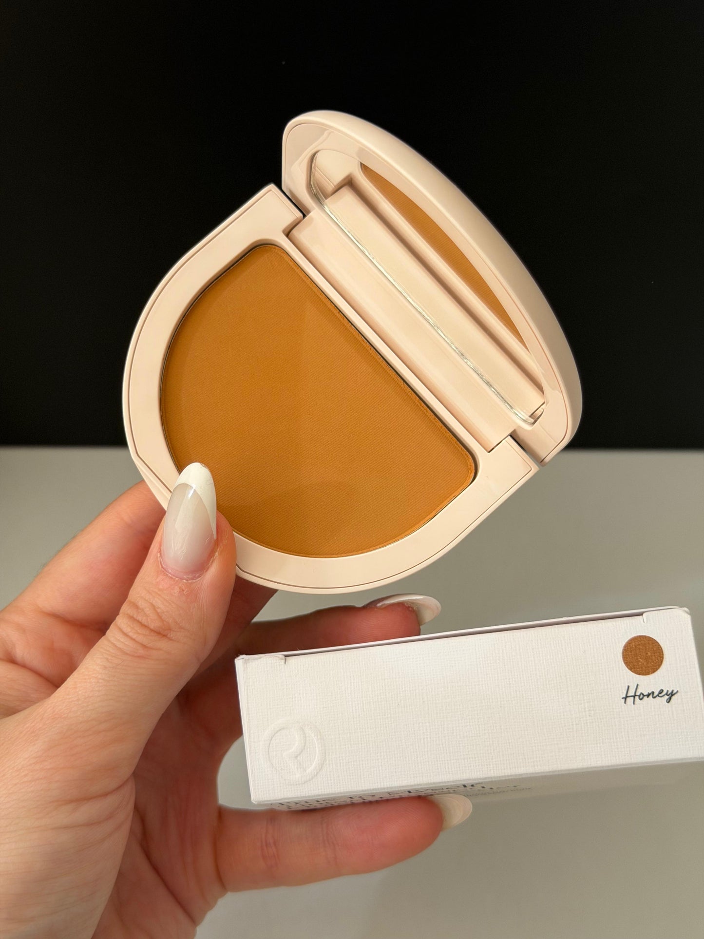 RARE BEAUTY True To Myself Tinted Pressed Finishing Powder - Honey