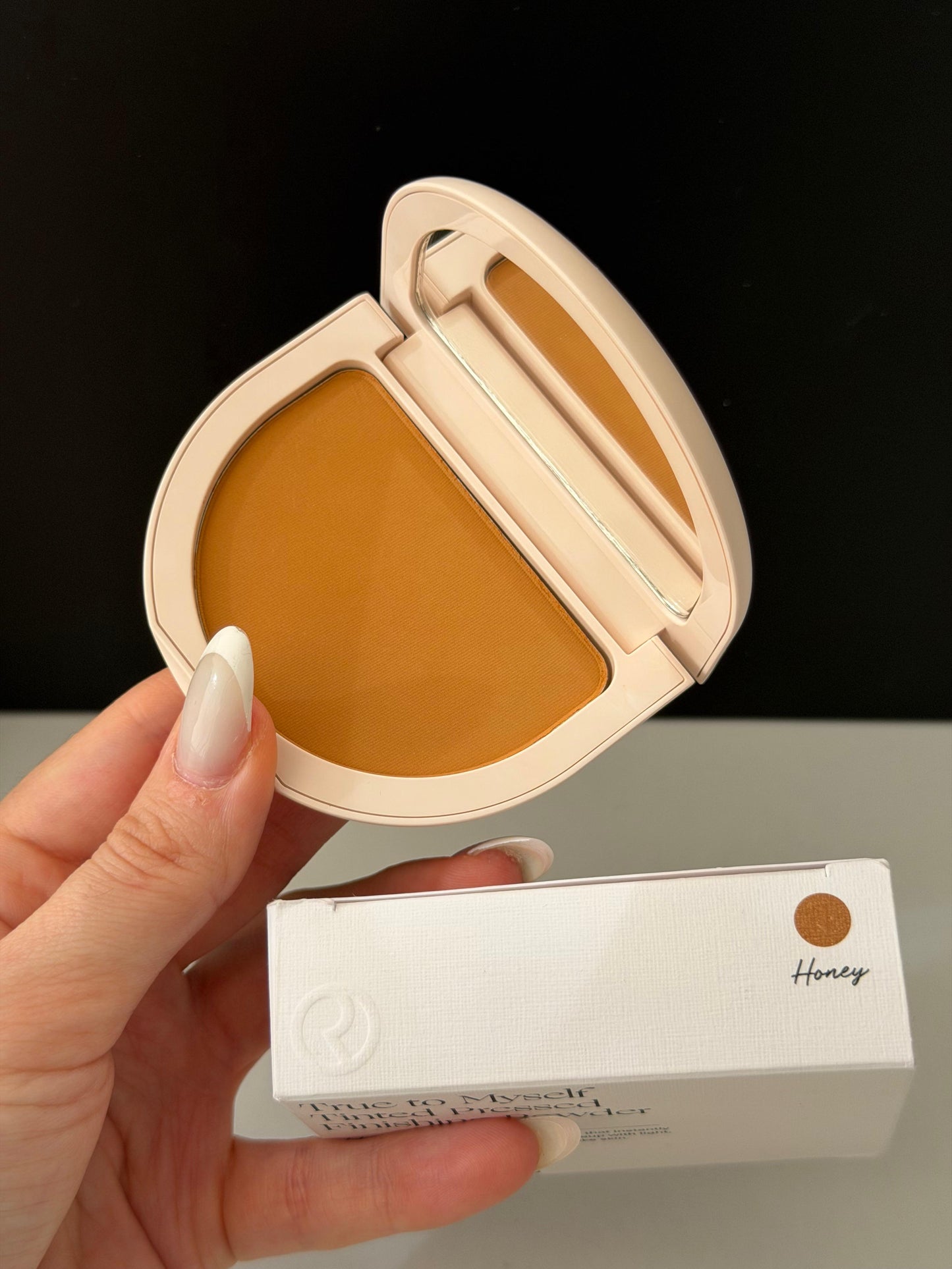 RARE BEAUTY True To Myself Tinted Pressed Finishing Powder - Honey