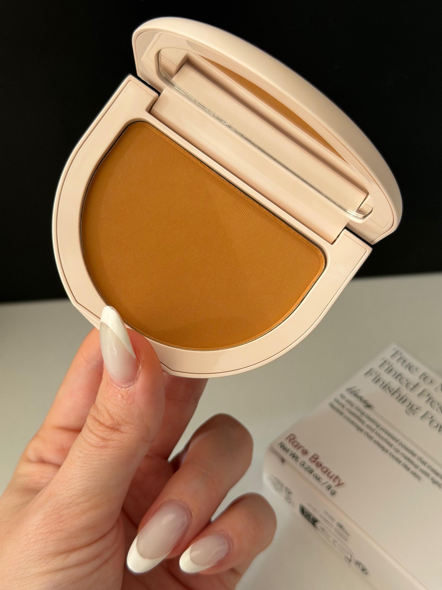 RARE BEAUTY True To Myself Tinted Pressed Finishing Powder - Honey
