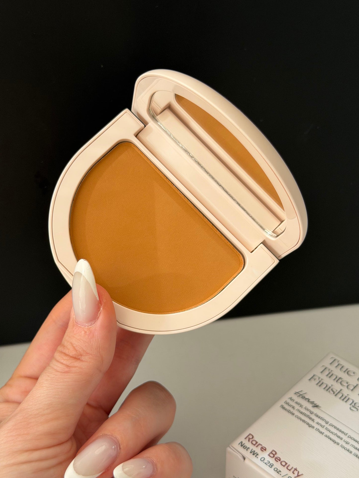 RARE BEAUTY True To Myself Tinted Pressed Finishing Powder - Honey