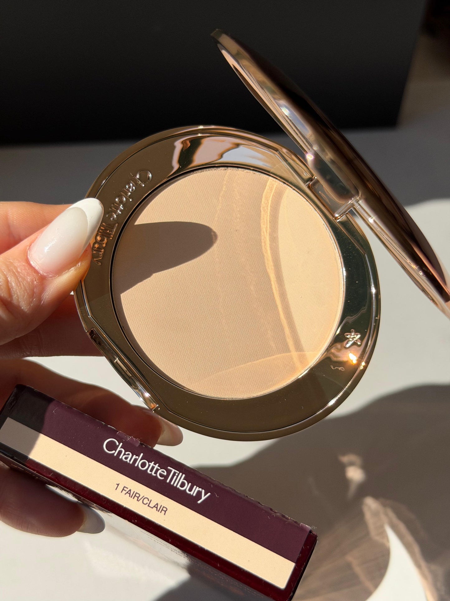 CHARLOTTE TILBURY Airbrush Flawless Finish (1)
Complexion Perfecting Micro Powder