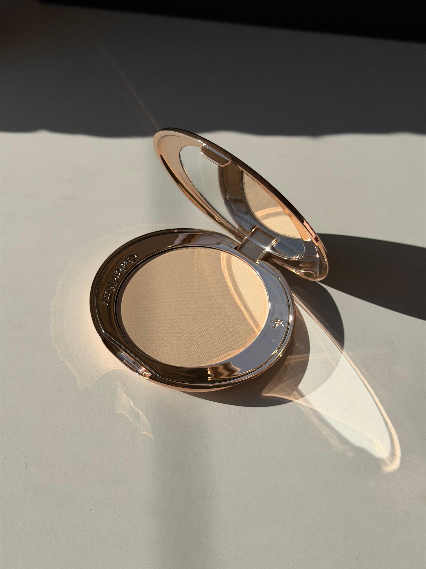 CHARLOTTE TILBURY Airbrush Flawless Finish (1)
Complexion Perfecting Micro Powder