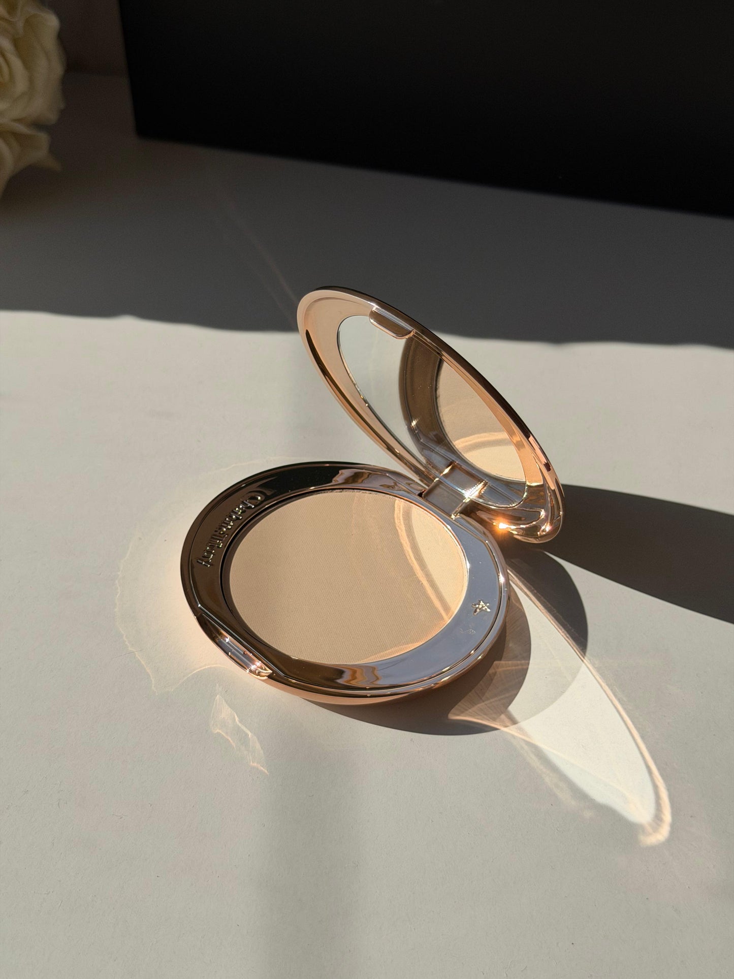CHARLOTTE TILBURY Airbrush Flawless Finish (1)
Complexion Perfecting Micro Powder