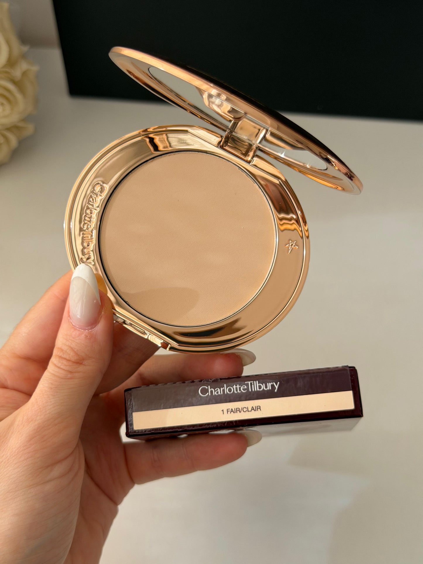 CHARLOTTE TILBURY Airbrush Flawless Finish (1)
Complexion Perfecting Micro Powder