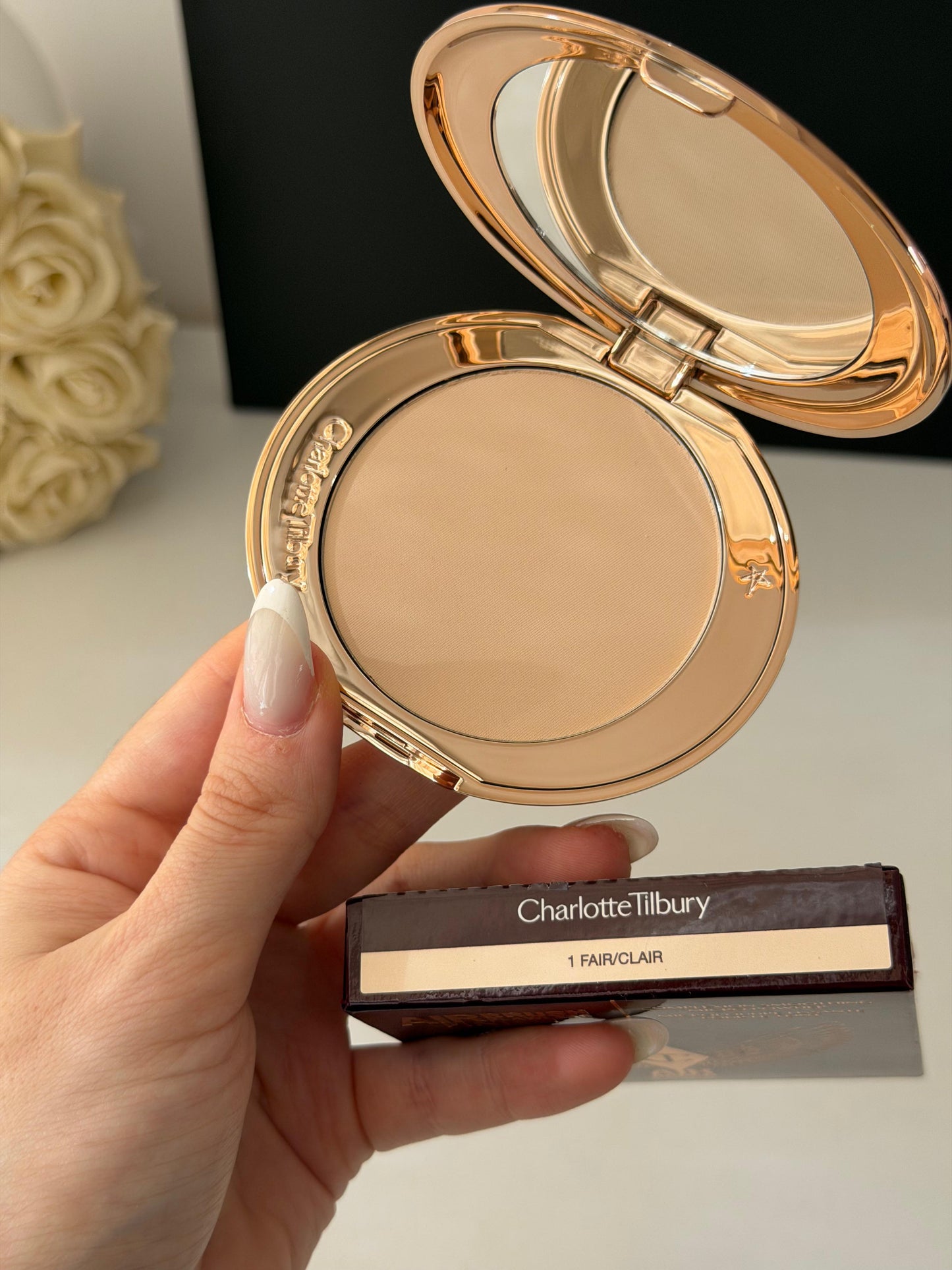 CHARLOTTE TILBURY Airbrush Flawless Finish (1)
Complexion Perfecting Micro Powder