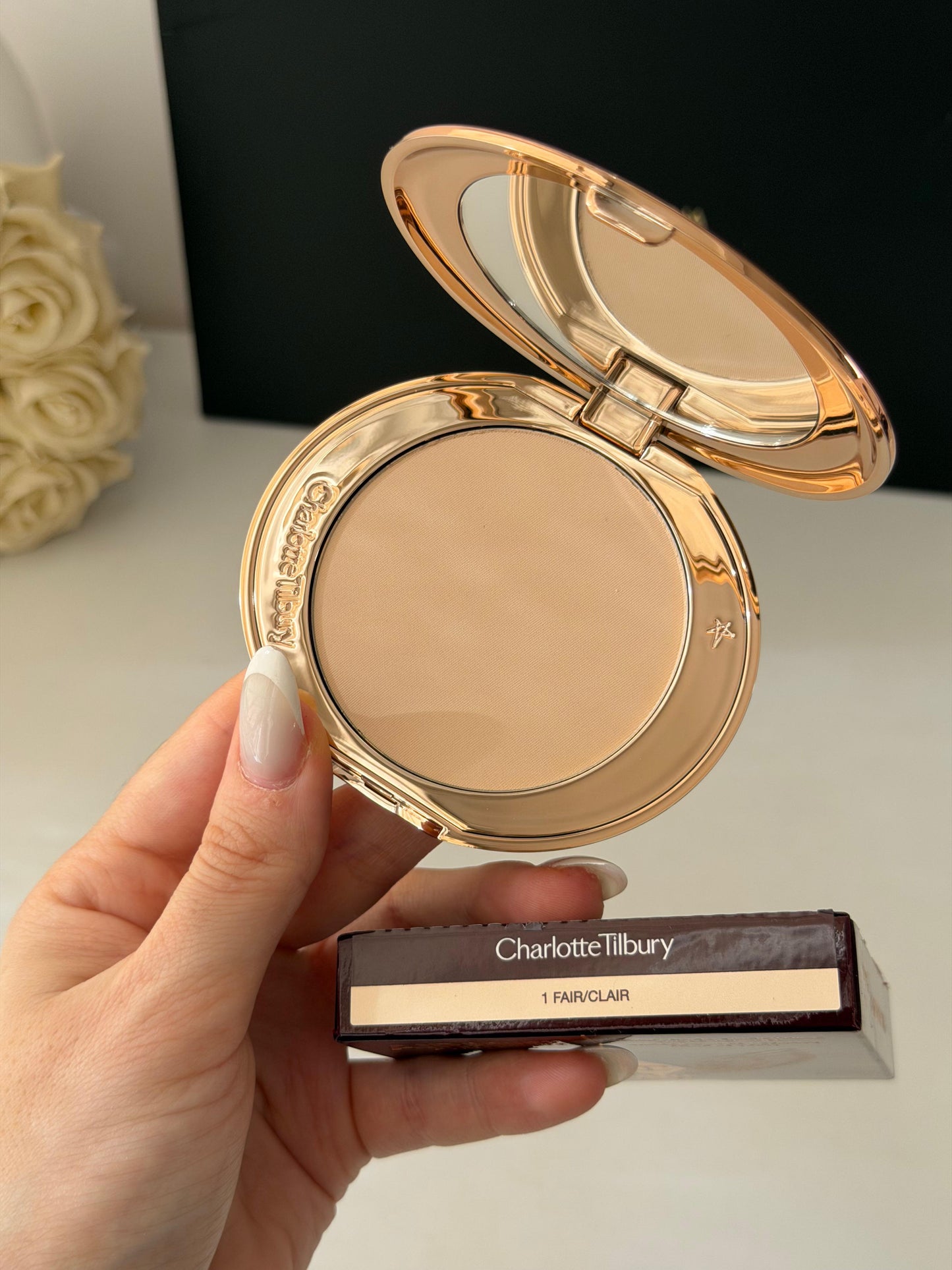 CHARLOTTE TILBURY Airbrush Flawless Finish (1)
Complexion Perfecting Micro Powder