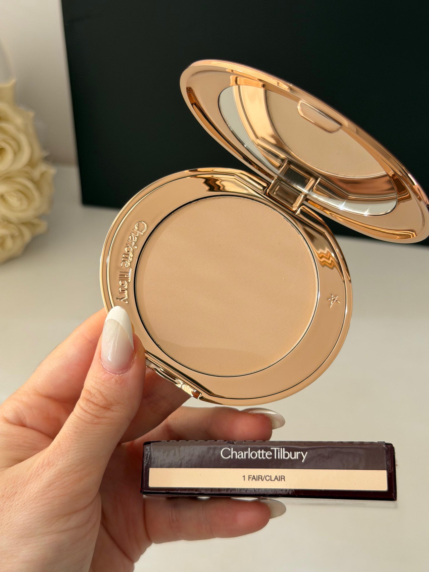 CHARLOTTE TILBURY Airbrush Flawless Finish (1)
Complexion Perfecting Micro Powder