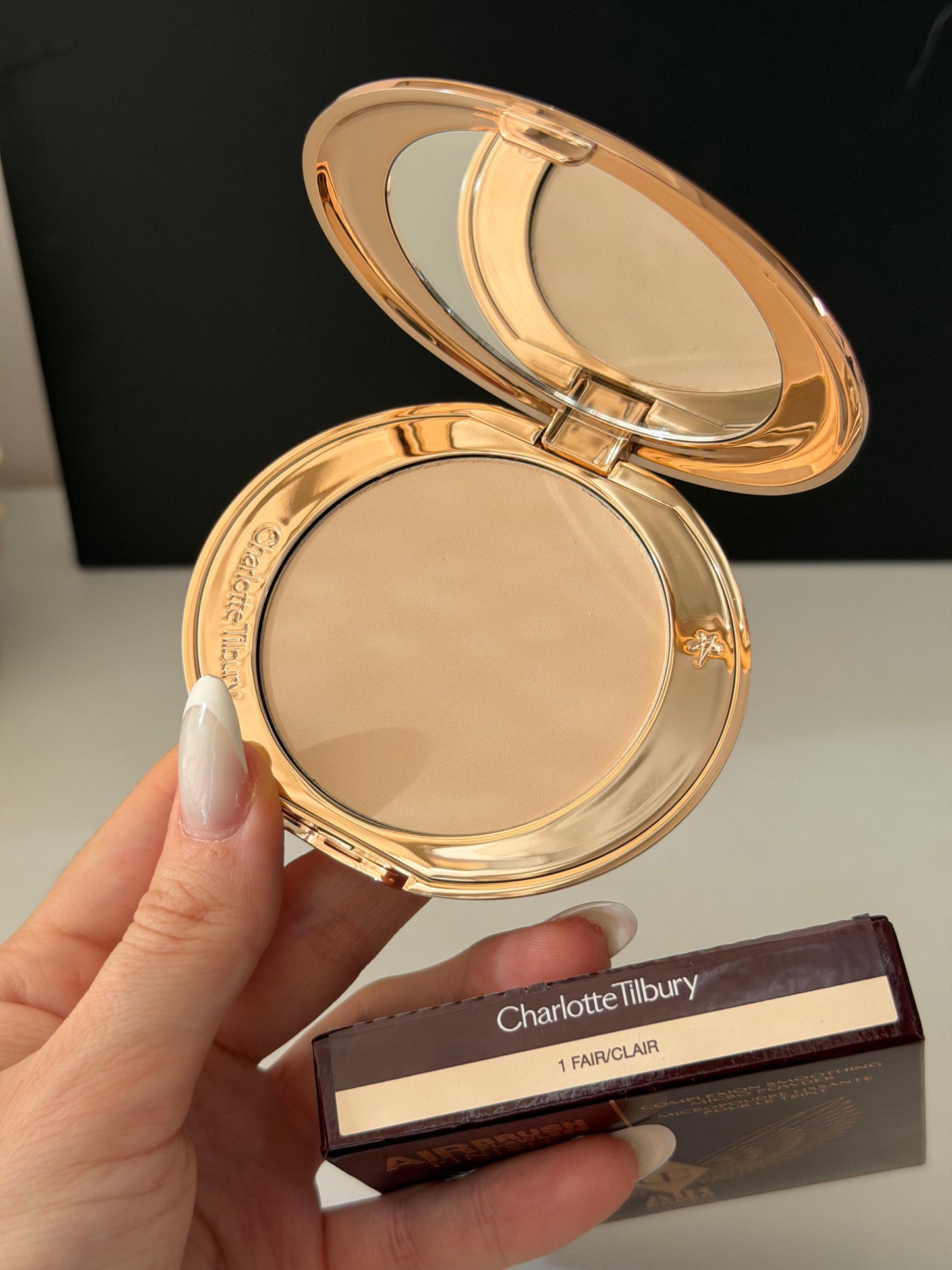 CHARLOTTE TILBURY Airbrush Flawless Finish (1)
Complexion Perfecting Micro Powder