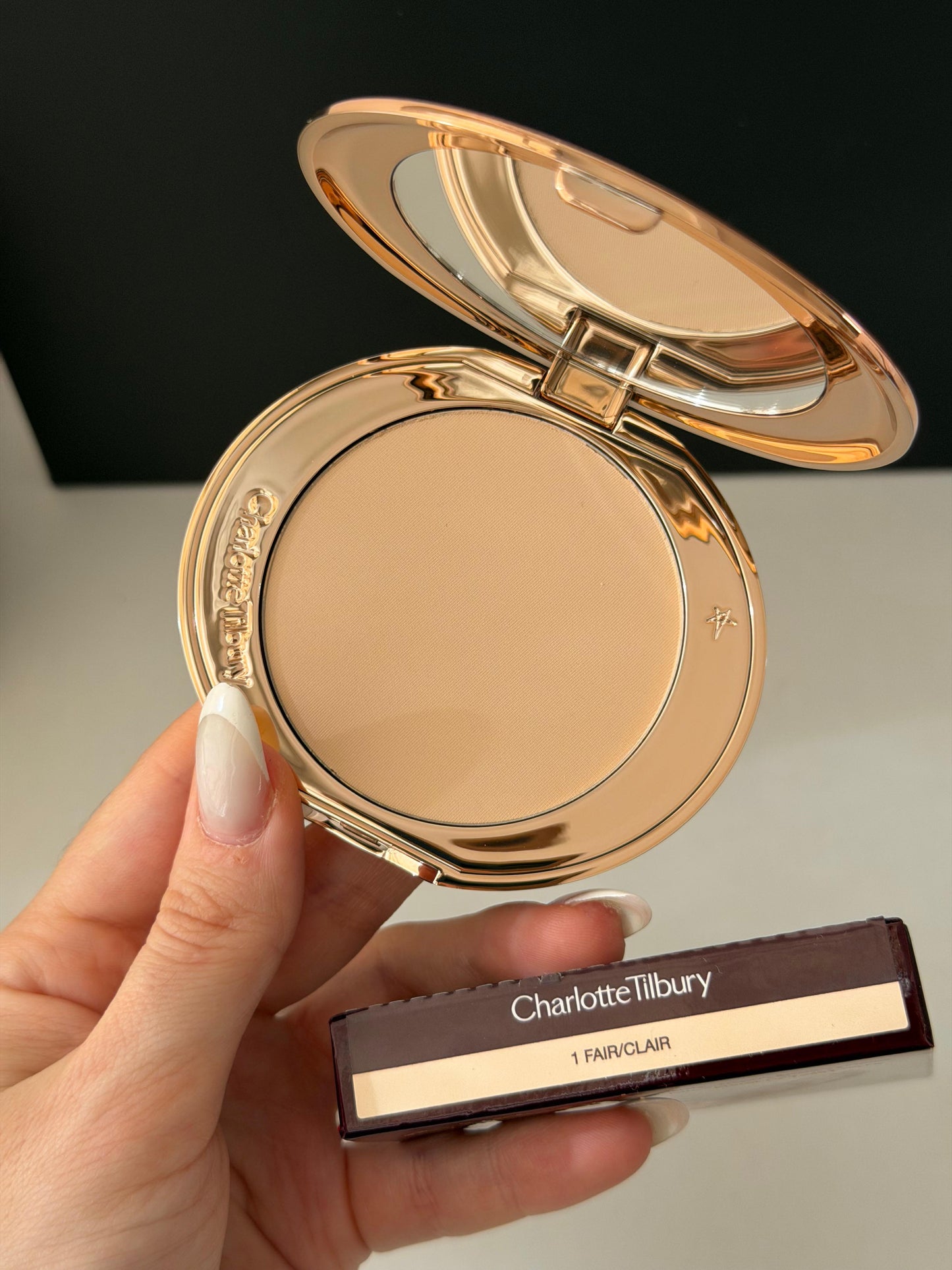 CHARLOTTE TILBURY Airbrush Flawless Finish (1)
Complexion Perfecting Micro Powder