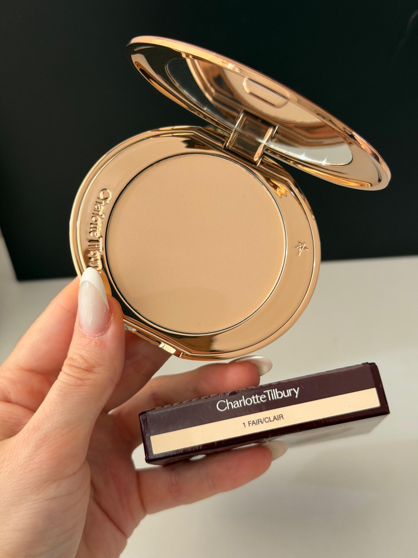 CHARLOTTE TILBURY Airbrush Flawless Finish (1)
Complexion Perfecting Micro Powder