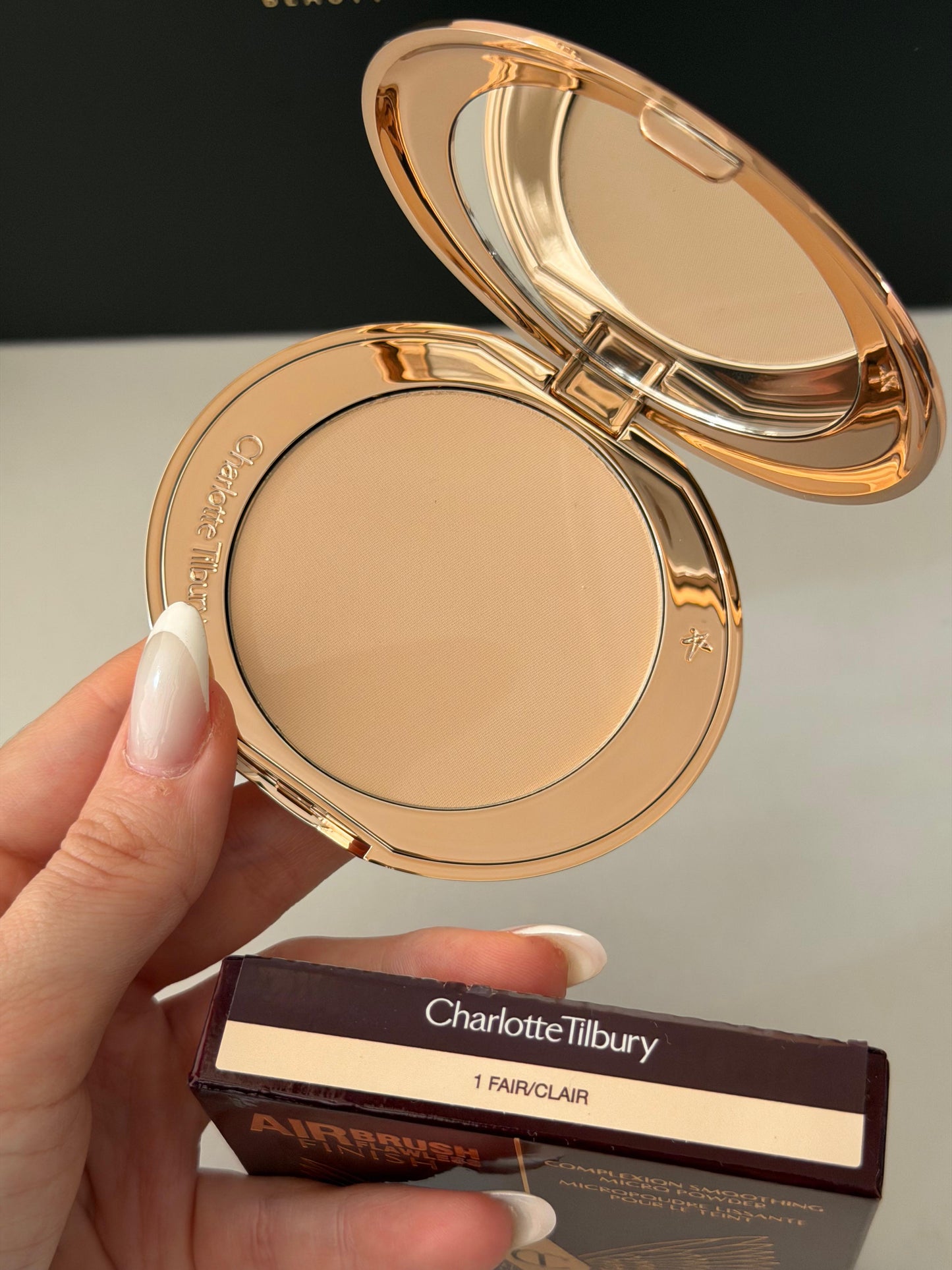 CHARLOTTE TILBURY Airbrush Flawless Finish (1)
Complexion Perfecting Micro Powder
