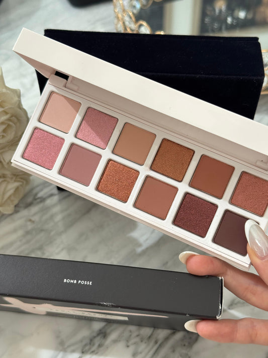 FENTY BEAUTY
Bomb Posse Mega Mix & Match Eyeshadow Palette