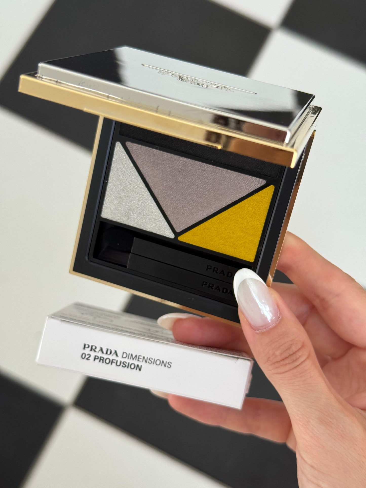 PRADA Dimensions
Durable Multi-Effect Eyeshadow (03)