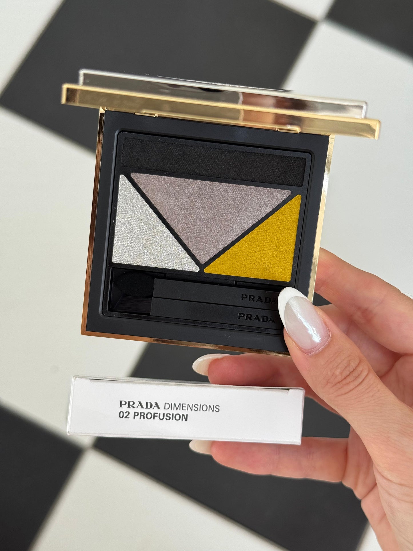 PRADA Dimensions
Durable Multi-Effect Eyeshadow (03)
