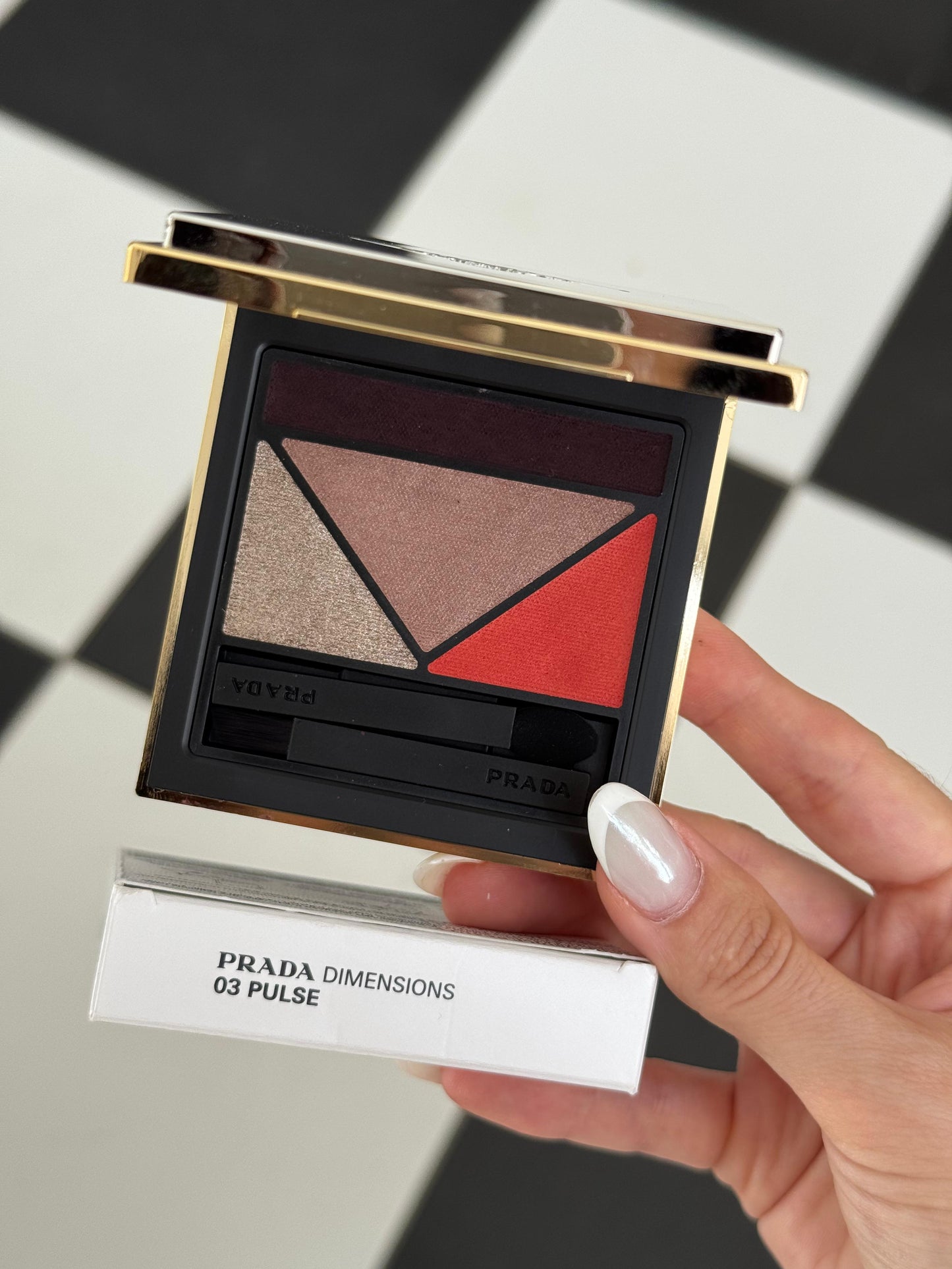 PRADA Dimensions
Durable Multi-Effect Eyeshadow (02)