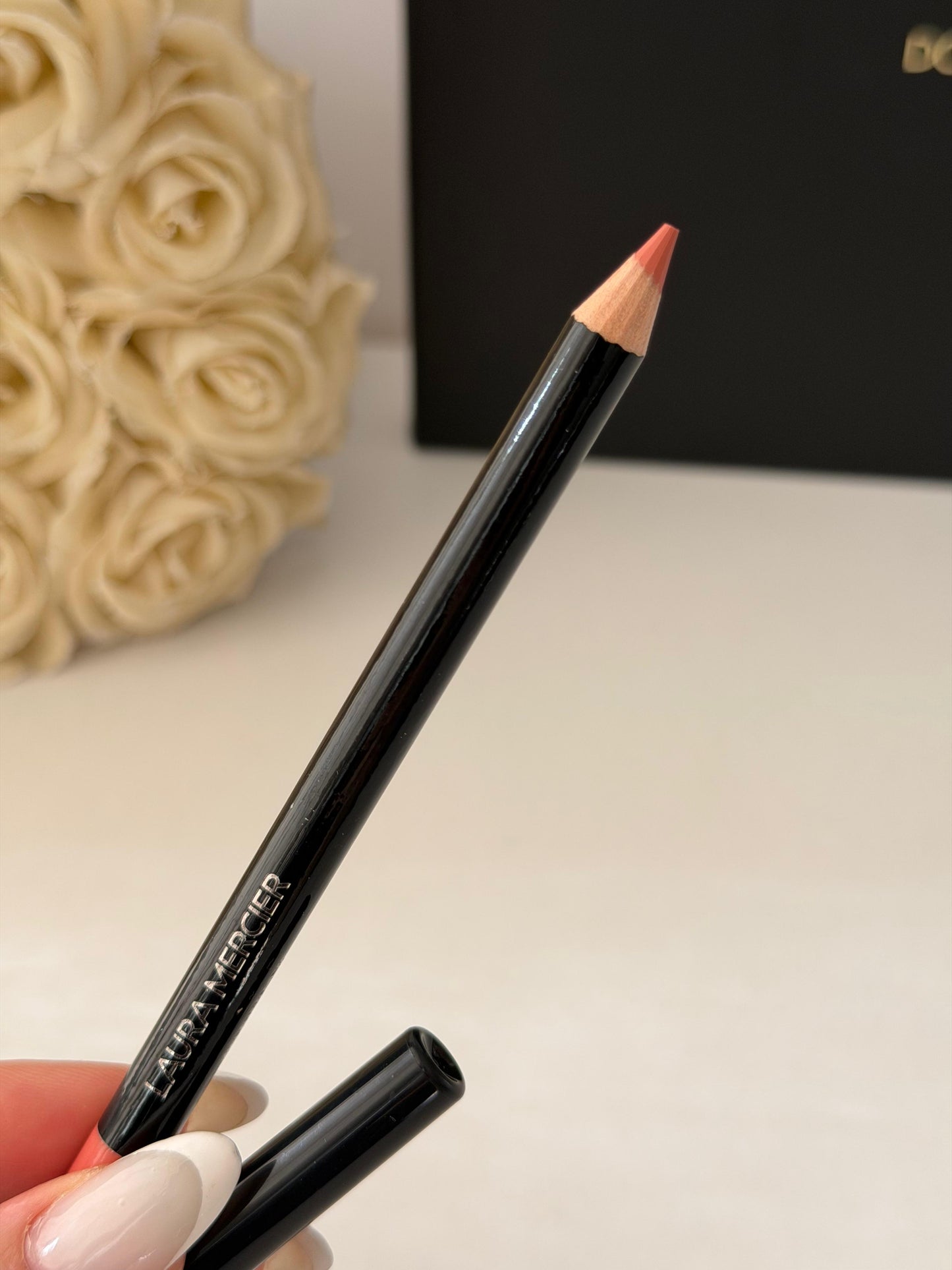 LAURA MERCIER Caviar Perfecting Lip Liner - Opulent Peach
16HR Flawless Wear And Water-proof