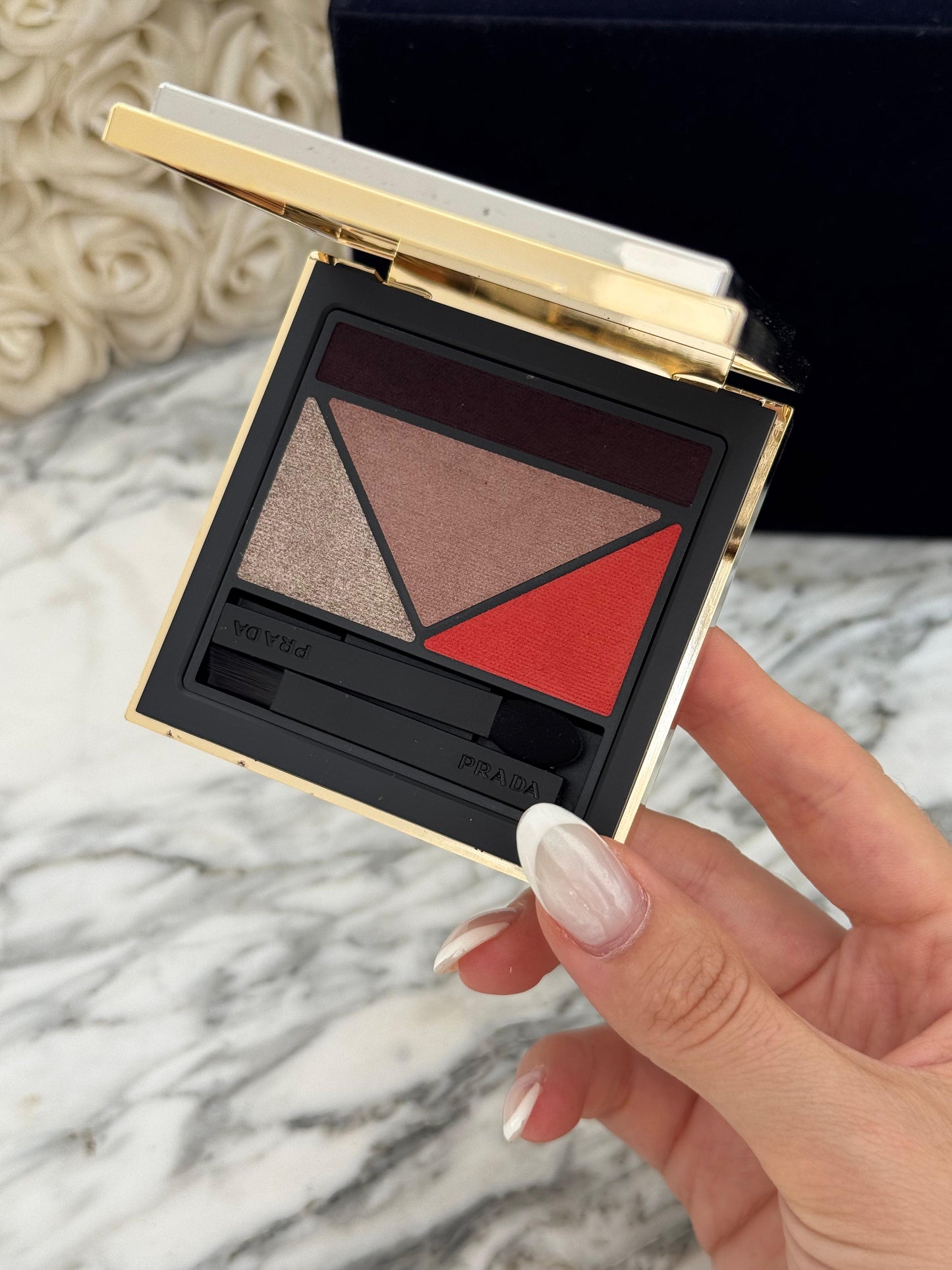 PRADA Dimensions
Durable Multi-Effect Eyeshadow (02)